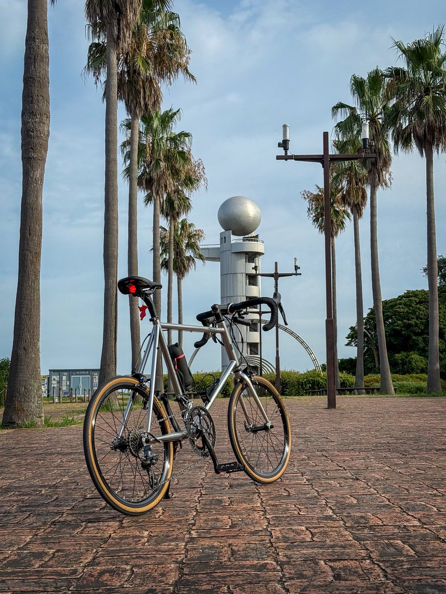nobumillenia's tweet photo. 夏やすみの予定を考えよう💡

明日は仕事。話はそれからだ。

#minivelo
#Fuji
#HelionR

#袖ケ浦海浜公園 https://t.co/N2sjoQzQvt
