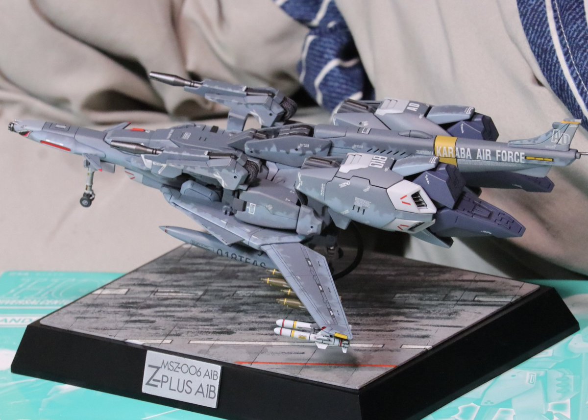 RBJB_YY's tweet photo. 知名度低そうな機体だけど、ゼータプラスA1B完成！

機体塗装はモデグラのとは変えてオリジナル
カラーは元ネタのF-16と同じ塗装色で
吊るし物はMk83のような何かとハープーンのような何か
せっかくだから離陸してるっぽいジオラマ作ったけど、軸の角度はまだ調整中
#ガンプラ https://t.co/dpOmrWY8WY