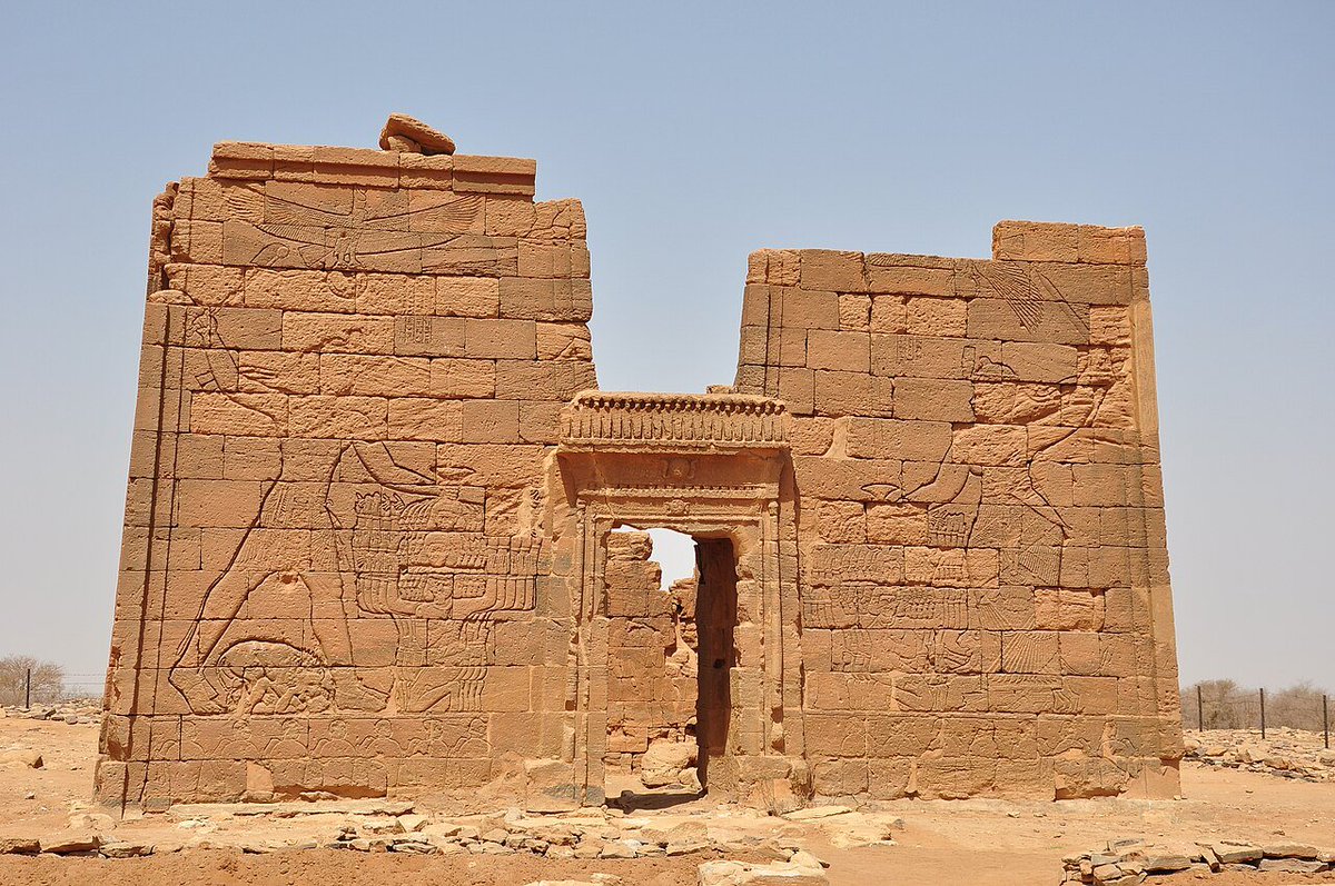 __AbuBaker__'s tweet photo. شراكة متكافئة في العرش

لم تكن أماني توري مجرد زوجة أو ملكة هامشية؛ بل حكمت بجانب ناتاكاماني بشراكة كاملة.
يظهران معاً على جدران المعابد وهما يحملان التاج والصولجان ويقمعان الأعداء.
حمل هو لقب "Qore" (ملك) وحملت هي لقب "كنداكة" (ملكة حاكمة). https://t.co/ZXAlnTx8Rz