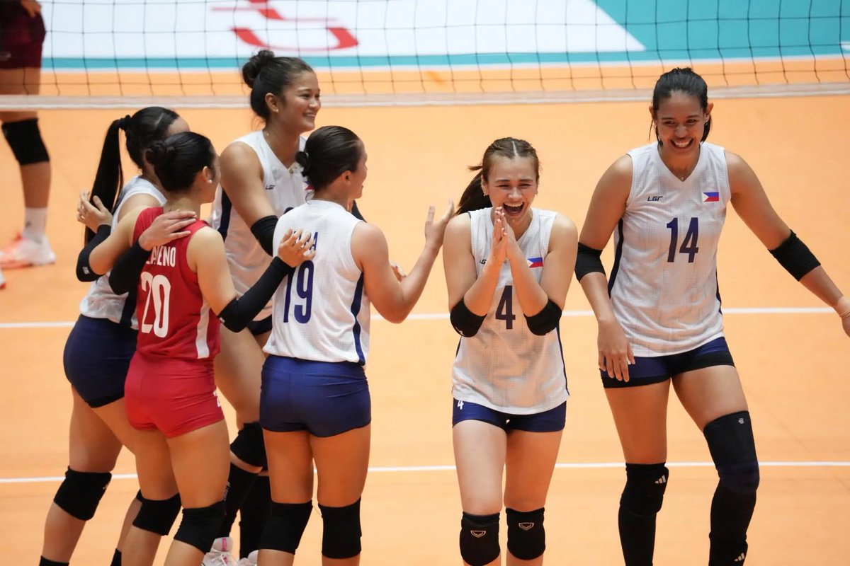 nuwvtcontents's tweet photo. Sponsor-less. Chaotic and suspended federation. Villainized by many. The team had a million reasons to beg off and not represent the country, but here they are, bagging their FIRST SILVER MEDAL at the SEA V Cup. 🇵🇭🥈

GOD SAVE THE PHILIPPINE VOLLEYBALL. 😭🇵🇭🙏🏼

#SEAVCup https://t.co/7yBQx1G6ho