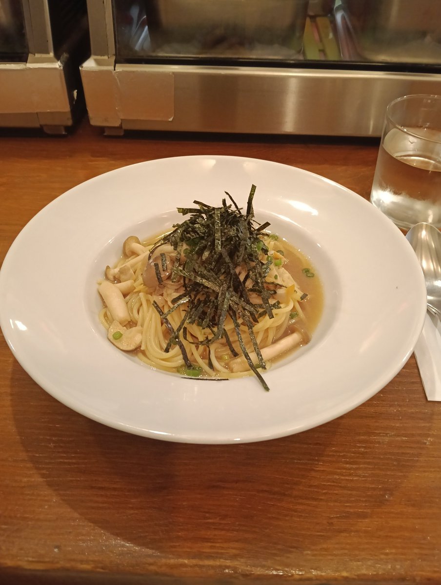 sapi34225191214's tweet photo. 昨日は文京区白山へ通院の帰りに久しぶりにパスタ🍝を食べに行きました。カウンターへ予想の通り集ストがきたので周知チラシを置きました。自分の真横で、本の中でスマホみる理由を教えてほしい https://t.co/ZwqY2Sb5cE