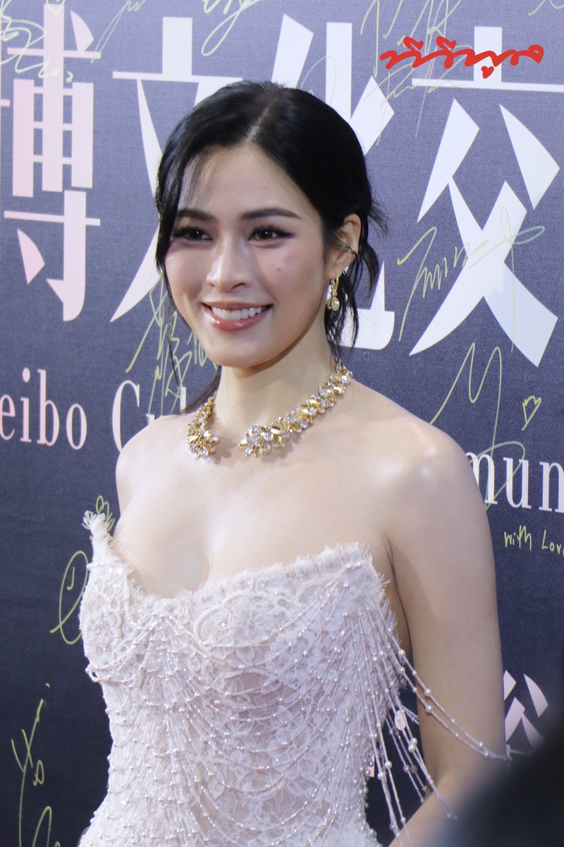 tvpoolsocial's tweet photo. "โอ๊ยแม่! ✨💎 'หลิงหลิง' สวยแบบตะโกนมากกกก ออร่าความสวยฟาดสุดๆ ลุคนี้คือตำนานพรมแดงที่แท้ทรู สวย หรู ดูแพง แบบไร้ที่ติสุดๆ 

#LinglingKwong #หลิงหลิงคอง 
#LinglingxWeiboGalaNight
#WeiboCulturalCommunicationNight https://t.co/tsEbbzy2aJ