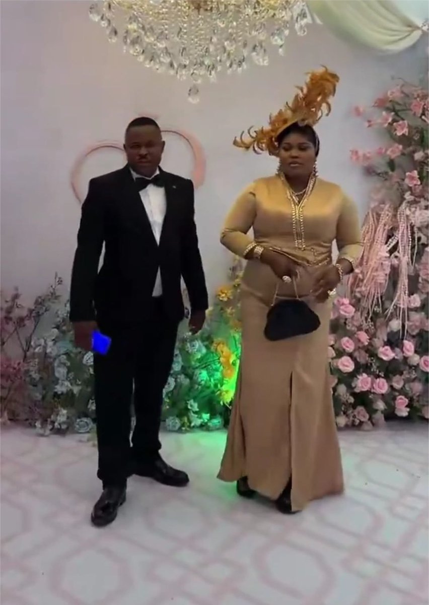 GuyMr10's tweet photo. Peller’s wedding brought his Dad and Mom together again but even during pictures, both parents still not sharing a smile 😂💔 https://t.co/hjyANrwEpZ