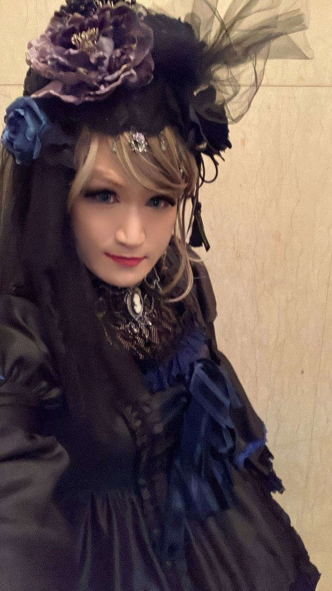mine_chihiro's tweet photo. Moi M eme Moitie のドレスと Mana様メイク🌹
涼しくなると舞台用リキッドファンデも併用します😸 https://t.co/s6MYAEshTN