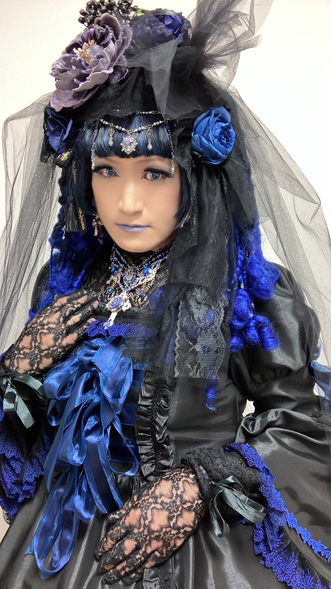 mine_chihiro's tweet photo. Moi M eme Moitie のドレスと Mana様メイク🌹
涼しくなると舞台用リキッドファンデも併用します😸 https://t.co/s6MYAEshTN