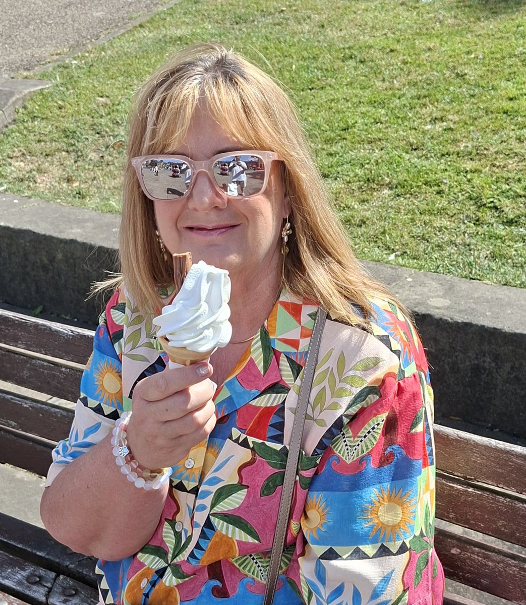 HelenWe16937034's tweet photo. Morning lovely Twitts😍 
🌞🌞🌡24⁰👍
We had a truly lovely day in Buxton there was a band playing it was nice to hear in the beautiful park 
Enjoyed r Italian meal too😋 
Off to an artisan market, then on to a nice pub for Sunday lunch, family r going home, we r off to bingo🤞💖 https://t.co/bHbzRny8dz