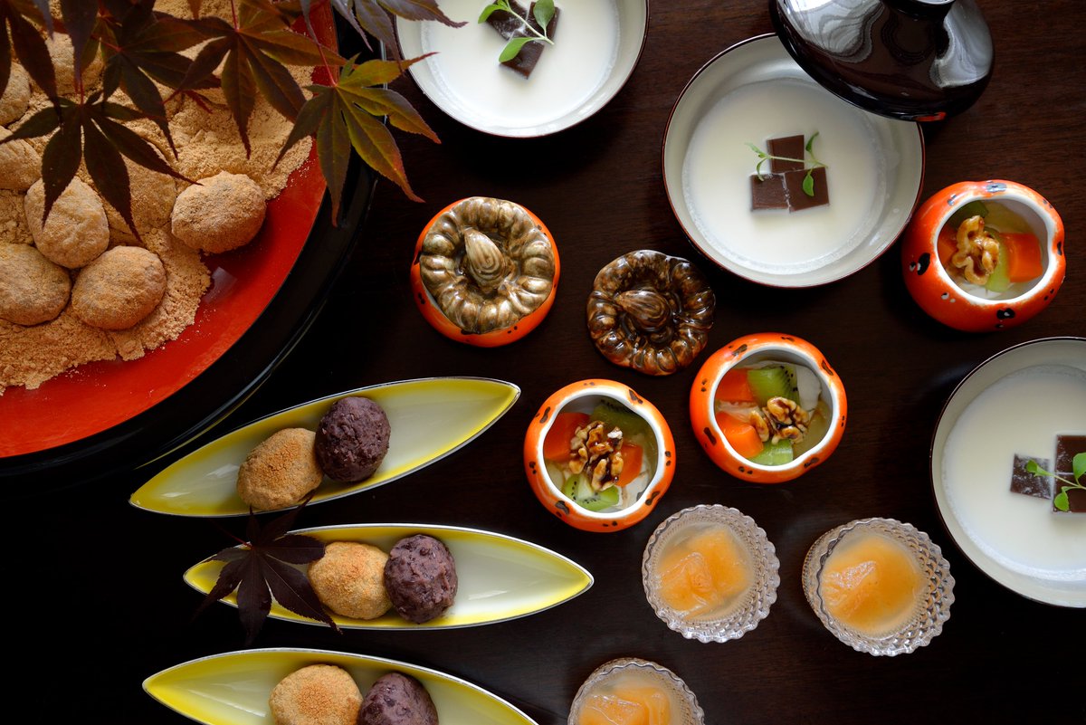 Hotel_Chinzanso's tweet photo. 秋のランチ＆スイーツビュッフェ
■9月24日（木）～10月30日（金）※特定日開催

秋の味覚を存分にご堪能いただけるビュッフェ✨

シャインマスカットのショートケーキや、その場で仕上げるモンブランなどの洋菓子に加え、柿とキウイの羽二重など和菓子、金木犀香る塩杏仁豆腐などの中華菓子まで、バラエティ豊かなラインナップをご用意しました。

家族やご友人とのお食事、女子会など、さまざまなシーンで季節の味わいをお楽しみください✨
#ホテル椿山荘東京 #ランチ #スイーツ #ビュッフェ

詳細はこちら≫
https://t.co/vrpfhQ03Nb