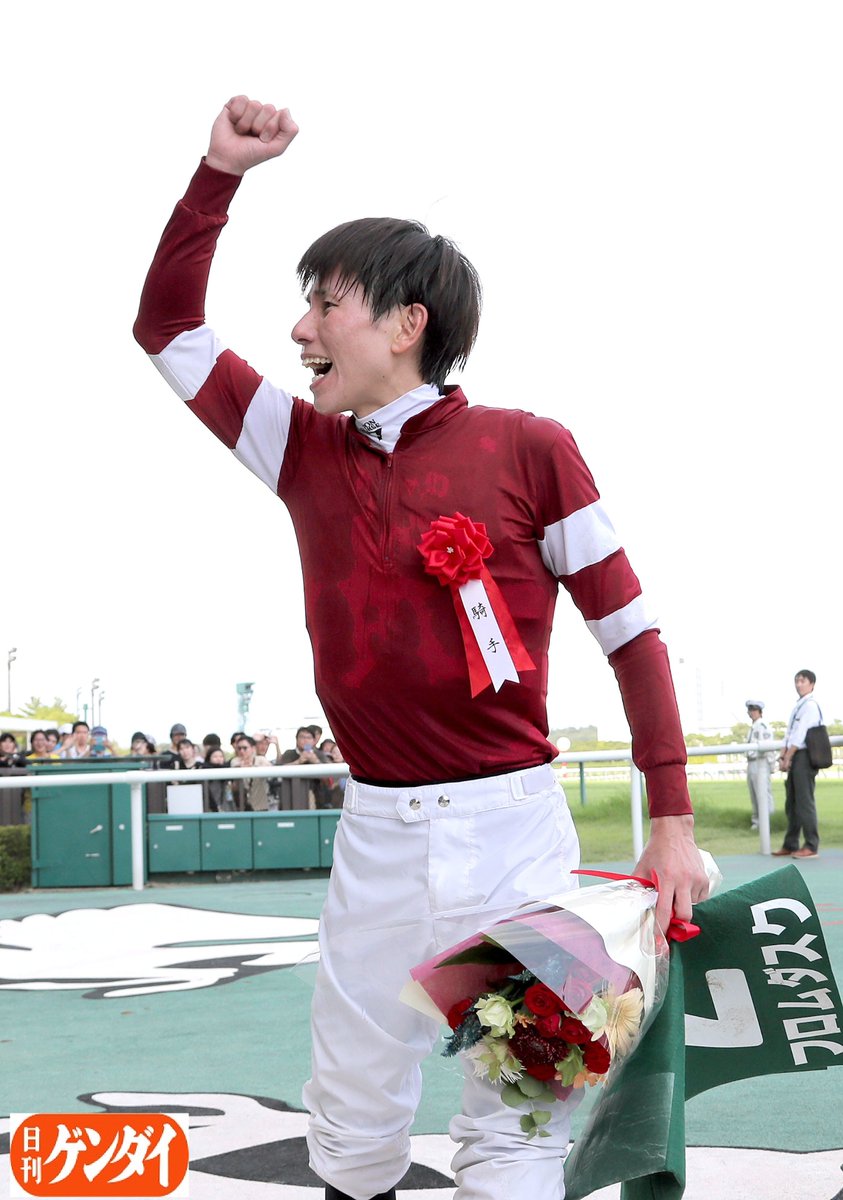 gendai_keiba's tweet photo. ＣＢＣ賞をフロムダスクで制した中井裕二騎手。
デビュー１５年目、重賞３６戦目で掴んだタイトルでした。
「勝たせて頂いた時は本当に喜びは一瞬なんですけど、それ以外の日々は辛く、しんどい日々も多くて。それでも下を見ずに上だけ向いて努力して良かったというのが今、初めに出てくる言葉です」
#中井裕二 #騎手 #ＪＲＡ
#ＣＢＣ賞 #フロムダスク