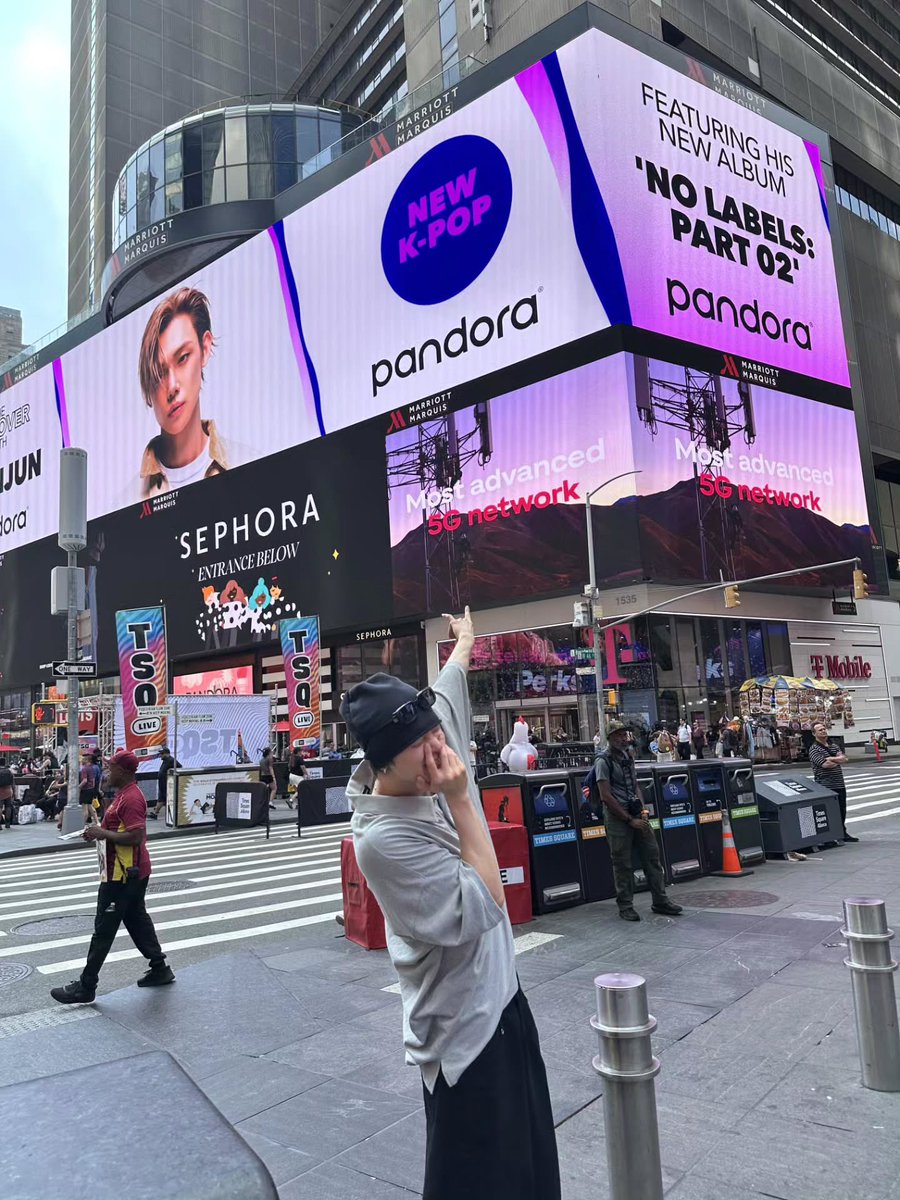 translatingTXT's tweet photo. [260809] #yeonjun (@.yawnzzn) instagram 

“wassup new york” 

🎵 yeonjun - baby wassup https://t.co/R737o3CrWQ