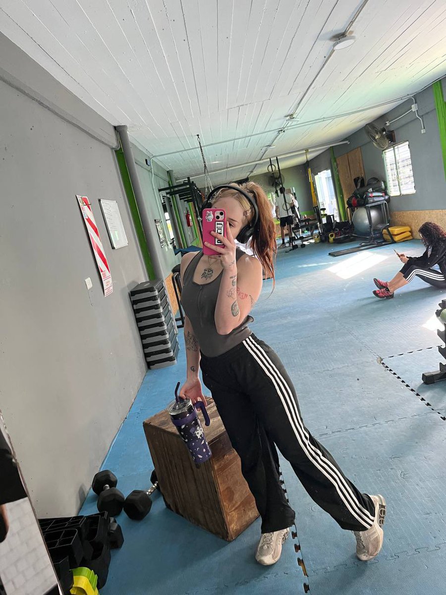 ruby_snow25's tweet photo. Pretending i came here to workout lol https://t.co/8Dsnpzbxvj