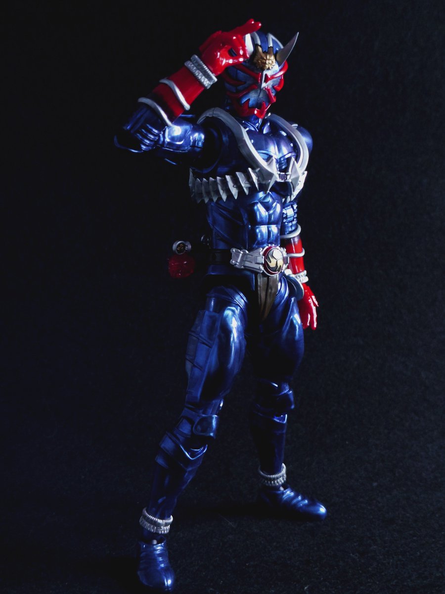 0ren0uc's tweet photo. フィギュアライズスタンダード　仮面ライダー響鬼完成。

全身をクレオスサファイアブルーにて塗装。顔をプリズムブルーブラックの上にシルバーをグラデーションっぽく塗装しました。成形色も凄く響鬼っぽくて良いですが、青さを目立たせみました。　

#響鬼
#仮面ライダー
#フィギュアライズ
#筆塗り https://t.co/1uxrJAVqcJ