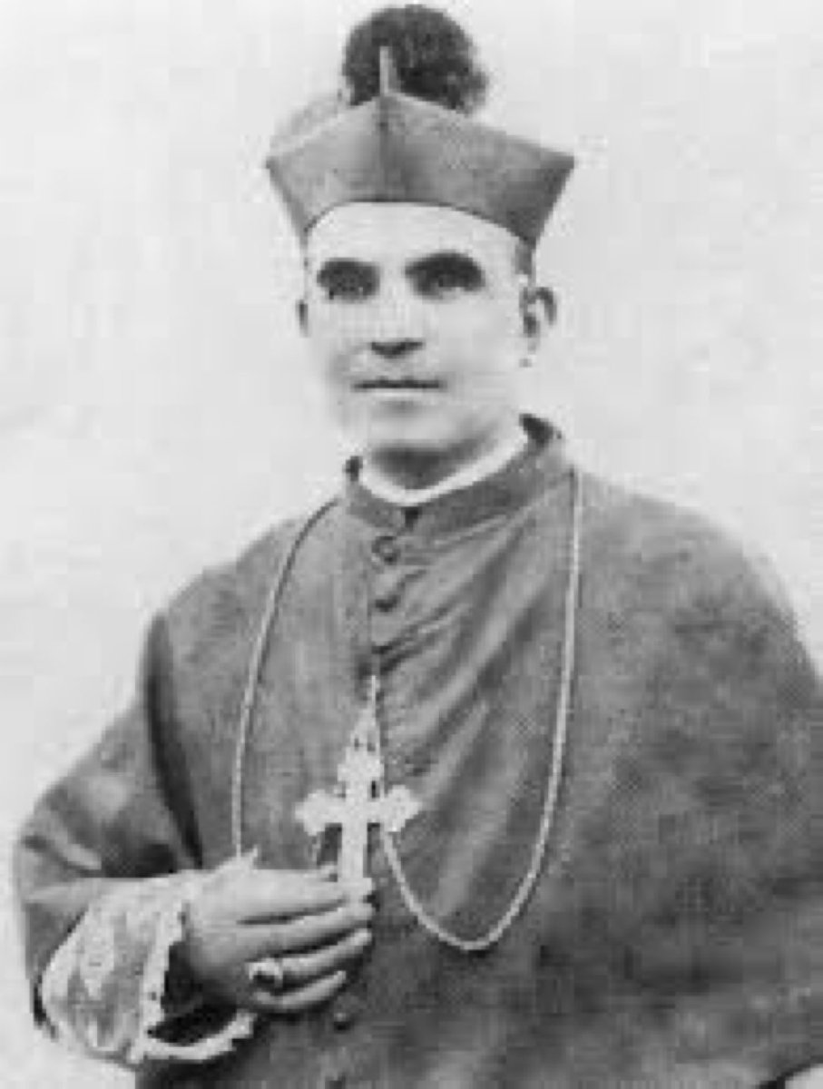 UniCatolicos_es's tweet photo. Un día como hoy, el 9 de agosto de 1936, Florencio Asensio Barroso, Obispo de Barbastro, fue asesinado por las milicias de izquierdas.

Fue torturado, le flagelaron los testículos y le mutilaron con una navaja.

Quienes le torturaron habrían dicho al obispo: "No tengas miedo. Si es verdad eso que predicáis, irás pronto al cielo". El Sr Obispo le respondió: "Sí, y allí rezaré por vosotros".

Los del pelotón le preguntaron si sabía dónde iban, a lo que respondió: “Me lleváis a la casa de mi Dios y Señor, me lleváis al cielo”. El fusilamiento fue hacia las 2 de la mañana y al obispo le dieron tres tiros de gracia. Su cadáver fue arrojado a una fosa común y hallado incorrupto al final de la guerra.

Murió fusilado y perdonando a sus asesinos.

Fue proclamado mártir por la Iglesia Católica y beatificado por Juan Pablo II en 1997.