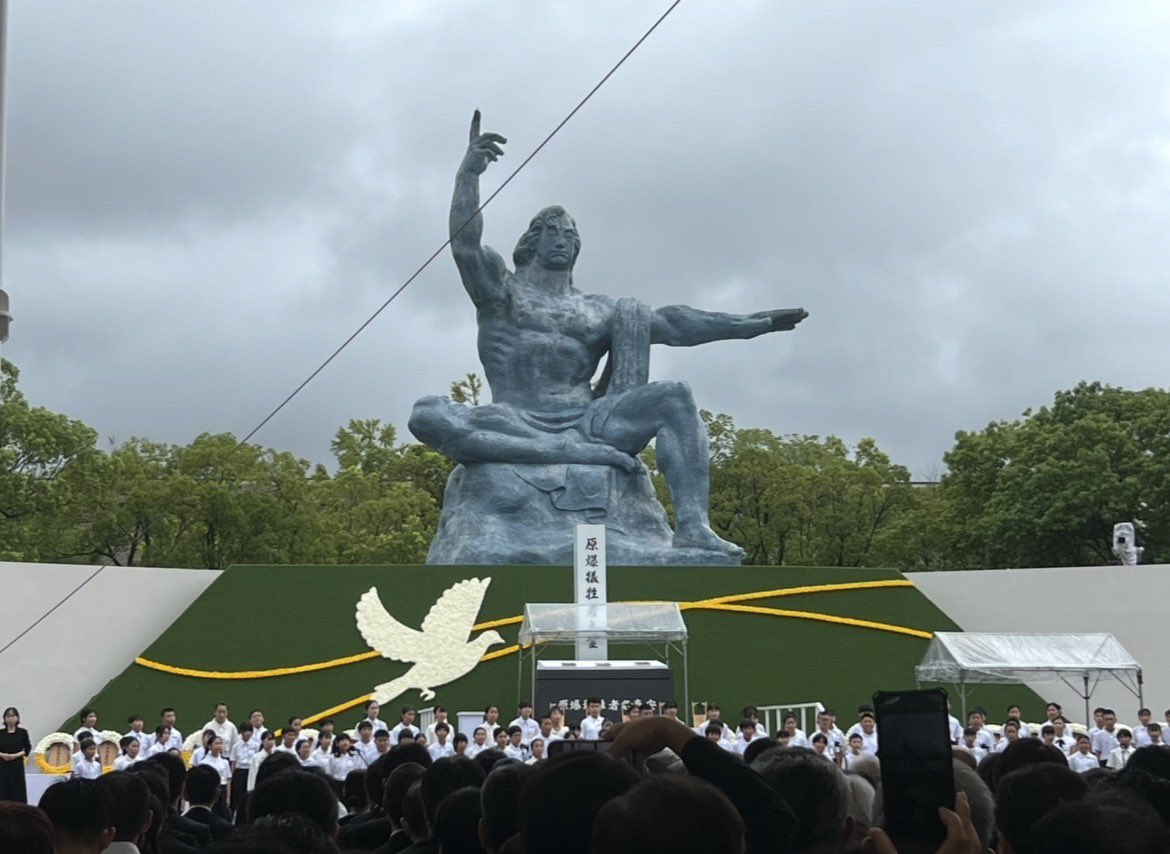 masaaki_taniai's tweet photo. 【長崎を最後の被爆地に――「被爆の実相」とは何か】

① 「被爆の実相」とは何か

8月9日、長崎は被爆81年を迎えました。

平和祈念式で、高市総理は、「世界に被爆の実相の正確な理解を広めていくことの重要性は、ますます高まっている」と述べました。

私も、まったく同感です。

しかし、同時に思うことがあります。

「被爆の実相」を世界に伝えるのであれば、まず日本の総理自身に、その実相を深く知り、受け止める責務があるということです。

被爆の実相とは、8月6日、9日に起きた惨禍だけではありません。

被爆者や家族が、その後どのような人生を歩んだのか。海外に渡った被爆者が、居住地や制度の壁によってどのような苦難を経験し、その壁を取り除くために、どれほど長く声を上げ続けてきたのか。

その戦後81年の歴史まで含めて、「被爆の実相」だと私は思います。

広島平和記念資料館には、朝鮮半島出身の人々や東南アジアからの留学生、ドイツ人神父らの被爆についても展示されています。

原爆は国籍を選びませんでした。

② 在韓被爆者の81年　―　坂口大臣の上告断念

昨日8日、NHK EテレのETV特集「“切り捨てられた” 被爆者　在韓被爆者の81年」を見ました。

当時、日本の植民地下にあった朝鮮半島出身の多くの方々も広島・長崎で被爆し、その後、約2万人が韓国に帰還したとされています。しかし、戦後長く十分な援護を受けられず、貧困や病、差別に苦しみ、国家の狭間で翻弄されてきました。

私にとって番組で初めて知る歴史もありました。被爆から81年を経た今も、知るべきことがある。

「被爆者は、どこにいても被爆者」

この原則が制度として実現するまでには、当事者の長年の訴えがありました。

番組では、坂口力・元厚生労働大臣のインタビューも紹介されていました。在韓被爆者をめぐる裁判で、国として上告しないとの政治判断をした坂口さん。ハンセン病問題だけでなく、被爆者援護でも人道を大切にしてきた政治姿勢を、改めて知りました。

③ 「被爆者は、どこにいても被爆者」を制度に

かつて海外に暮らす被爆者は、被爆者健康手帳を申請するため、日本まで渡航しなければなりませんでした。

2007年、自公の与党プロジェクトチームが設置された際、公明党側の責任者であった私から、原爆症認定とあわせて在外被爆者問題も取り上げるべきだと提起しました。

韓国、米国、ブラジルから被爆者の方々に来日いただき、当時の舛添厚生労働大臣に窮状を訴えていただきました。そして2008年、与野党協議を経て、海外から被爆者健康手帳を申請できるようにする議員立法が成立しました。

ブラジルの在外被爆者（日系人）の方から「悲願が実現し、感無量です」と喜んでいただいたことを、今も忘れません。

その後も医療費支給には国内との違いが残っていましたが、2015年、最高裁は韓国在住の被爆者にも被爆者援護法に基づく医療費支給を認めました。当時、斉藤鉄夫さんが会長、辻元清美さんが副会長、私が事務局長を務めた超党派の議員懇談会でも、厚生労働省に早期対応を求めました。

そして2016年、番組でも紹介された通り、在外被爆者も国内の被爆者と同等の援護を受けられるようになりました。

④ 長崎を最後の被爆地に

「被爆の実相」を世界に伝えるなら、原爆がもたらした惨禍だけでなく、誰が被爆し、その後どのような人生を歩み、どのような苦難を経験したのか。その歴史まで伝えていかなければなりません。

広島、長崎には韓国人原爆犠牲者を慰霊する碑があります。公明党もその歴史に向き合い、毎年、党代表が慰霊碑への献花を続けています。

日韓関係が良好な今だからこそ、こうした歴史にも向き合いたい。

そして何より、日本の総理には、唯一の戦争被爆国のリーダーとして、被爆の実相とその歴史に深く向き合ってほしい。

その上に立って、非核三原則を将来にわたって堅持する意思を明確にし、「核兵器のない世界」への歩みを進めていくべきだ。

「被爆者は、どこにいても被爆者」

国籍や国境を越えて人間の尊厳を守る。そして、核兵器によって再び新たな被爆者を生み出さない。

「長崎を最後の被爆地にする」

私自身、その決意を長崎原爆忌の今日、改めて強くしています。

#長崎原爆忌 #被爆の実相 #在外被爆者 #公明党核廃絶推進委員長
 
（写真は昨年の長崎より）