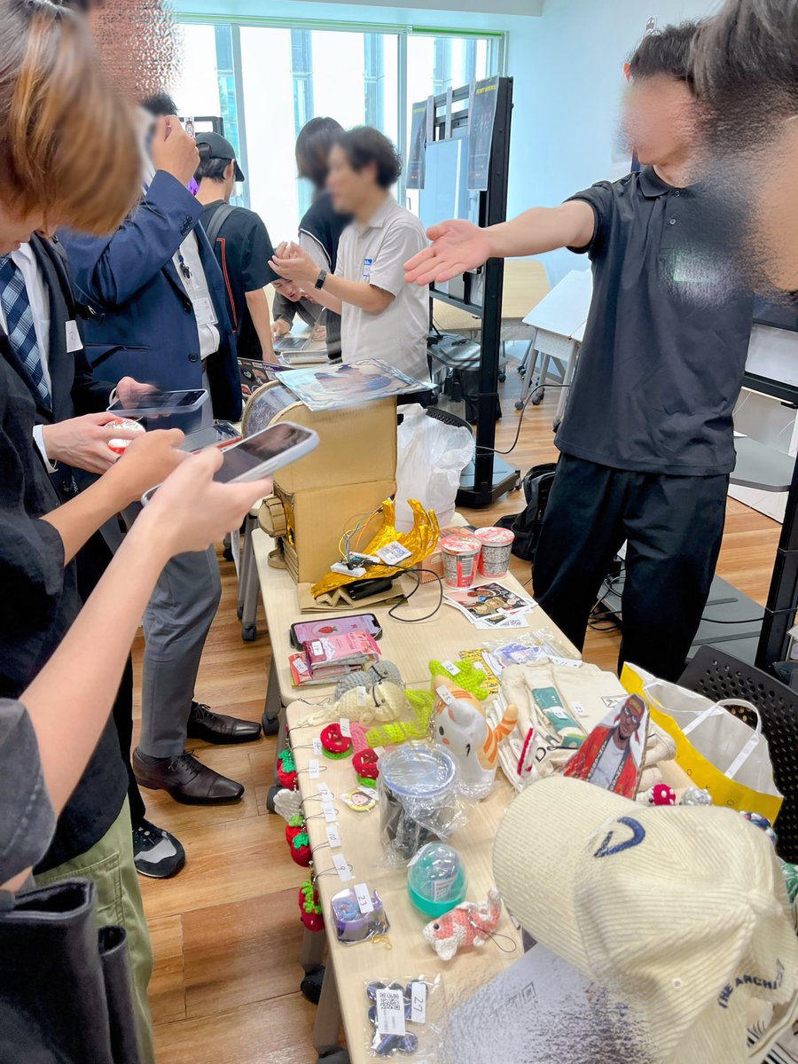 uniminyo's tweet photo. 千葉工大「web3/AI概論」今年も最終回を迎えました！
4年目の今年のテーマは「AIエージェント」

受講生全員にClaude Codeをお配りし、「AIを使う」から「AIと一緒につくる」へ。一人ひとりが自分のプロダクトを形にしていく、新しい挑戦がたくさん詰まった半年間でした。

最終日のデモデイには大手企業の採用担当のみなさまも来場いただきました。
受講生のプレゼン/展示にも一層熱が入り、大変盛り上がりました。
ここで生まれたものが、そのままキャリアにつながっていく…そんな新たなチャレンジができたこともとても良かったです。

学びの場を、毎年かたちを変えながら進化させています。
来年はどんな概論になるんだろうと、私自身が一番わくわくしています！

バディの @uniokayu さんと共に、これからも挑戦を続けます。

受講生のみなさま、支えてくださった関係者・運営チームのみなさま、本当にありがとうございました！
来年もどうぞよろしくお願いします🙌
#web3ai概論