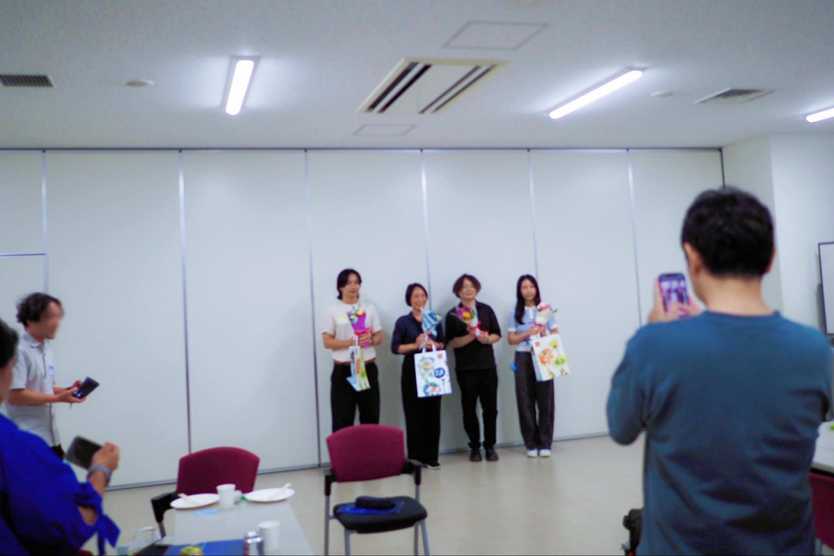 uniminyo's tweet photo. 千葉工大「web3/AI概論」今年も最終回を迎えました！
4年目の今年のテーマは「AIエージェント」

受講生全員にClaude Codeをお配りし、「AIを使う」から「AIと一緒につくる」へ。一人ひとりが自分のプロダクトを形にしていく、新しい挑戦がたくさん詰まった半年間でした。

最終日のデモデイには大手企業の採用担当のみなさまも来場いただきました。
受講生のプレゼン/展示にも一層熱が入り、大変盛り上がりました。
ここで生まれたものが、そのままキャリアにつながっていく…そんな新たなチャレンジができたこともとても良かったです。

学びの場を、毎年かたちを変えながら進化させています。
来年はどんな概論になるんだろうと、私自身が一番わくわくしています！

バディの @uniokayu さんと共に、これからも挑戦を続けます。

受講生のみなさま、支えてくださった関係者・運営チームのみなさま、本当にありがとうございました！
来年もどうぞよろしくお願いします🙌
#web3ai概論
