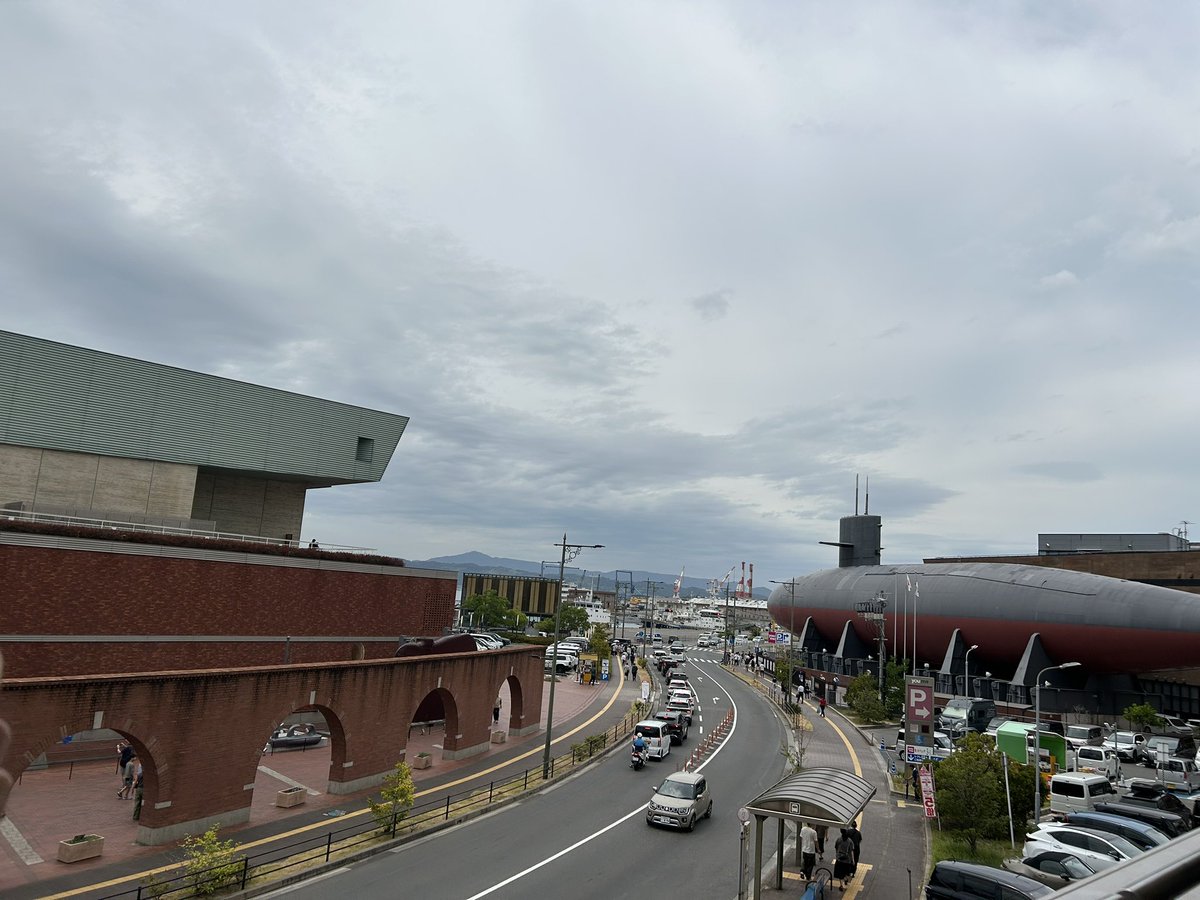 maho_k's tweet photo. 今年4月にリニューアルした大和ミュージアム。資料館で熟読し過ぎて家族に遅い！と言われる。隣のてつのくじら館で潜水艦内部へ。ここが職場だったらなかなかチャレンジだなあ。そして３段ベッドの上、実質寝られないのでは…とあらぬ心配をする。
https://t.co/HbELWe8SGO https://t.co/MlKwLUigQ9