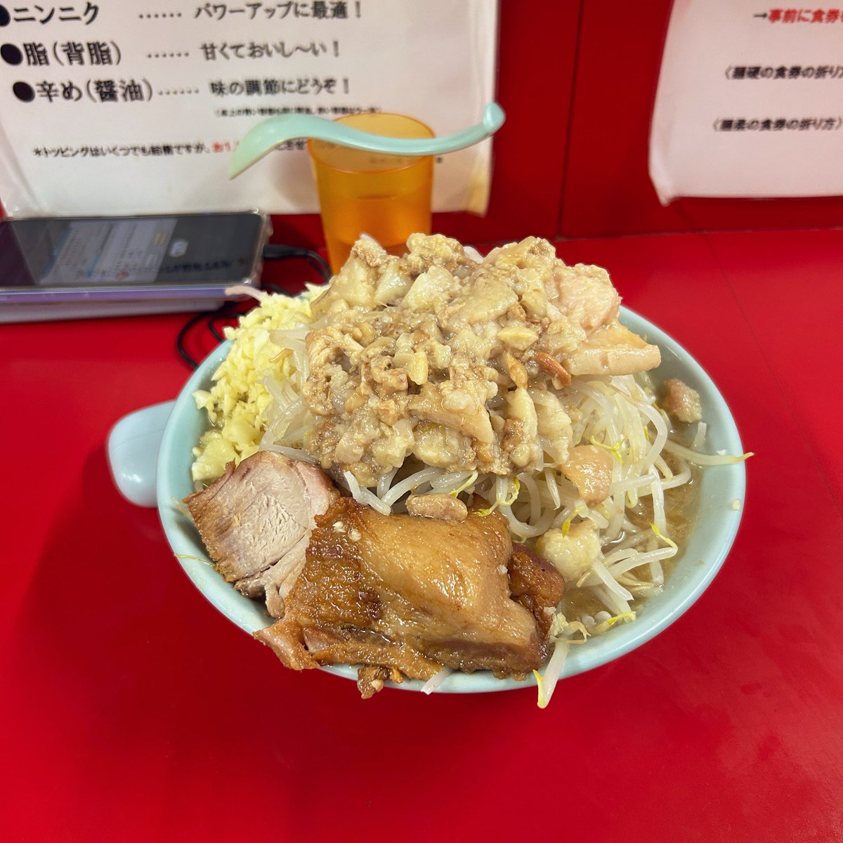 nobuo_u's tweet photo. 代々木に行ったついでに、ふらりとラーメン二郎 新宿歌舞伎町店
待ち時間0分で座れて、すぐに野菜たっぷりの二郎が出て��ました！
おいしかったぁー…

#ヨコハマフットボールを楽しもう https://t.co/dUHqtHnOSA