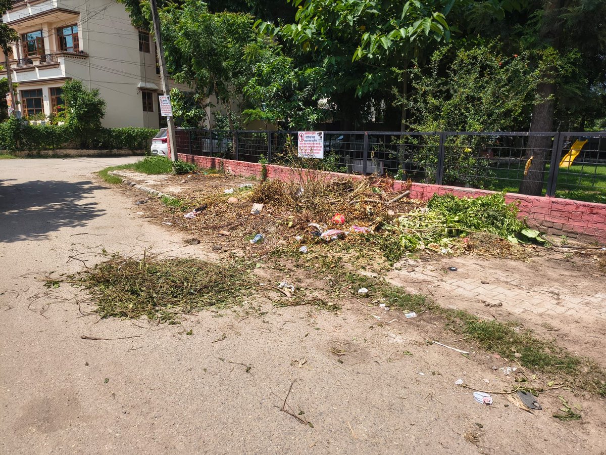 jskochar's tweet photo. Is this a park or a dustbin? The Sector 21, Panchkula park is in a disgraceful state with garbage, poor maintenance, and neglect of a public space. Roads near Sector 21 market are often blocked by illegally parked vehicles.

@MC_Panchkula @DC_Panchkula @PanchkulaPolice @cmohry https://t.co/7HgwlIWecK