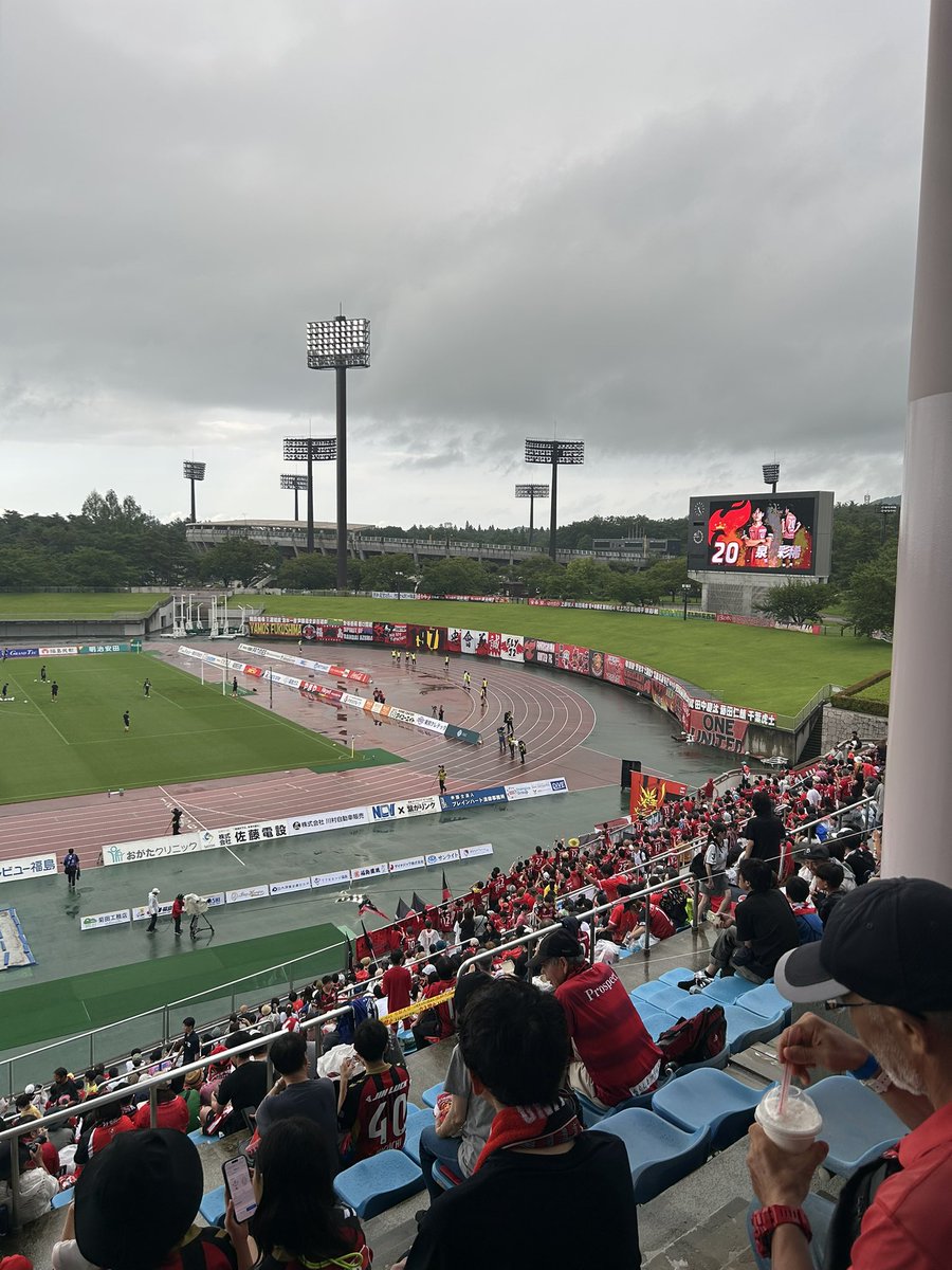 yu_ak69's tweet photo. 盆休み初日は福島ユナイテッドFCの開幕戦を見に来ましたー^ - ^
11番三浦知良選手を観に！^_^
凄い熱気です！ https://t.co/syVbV7F9Os