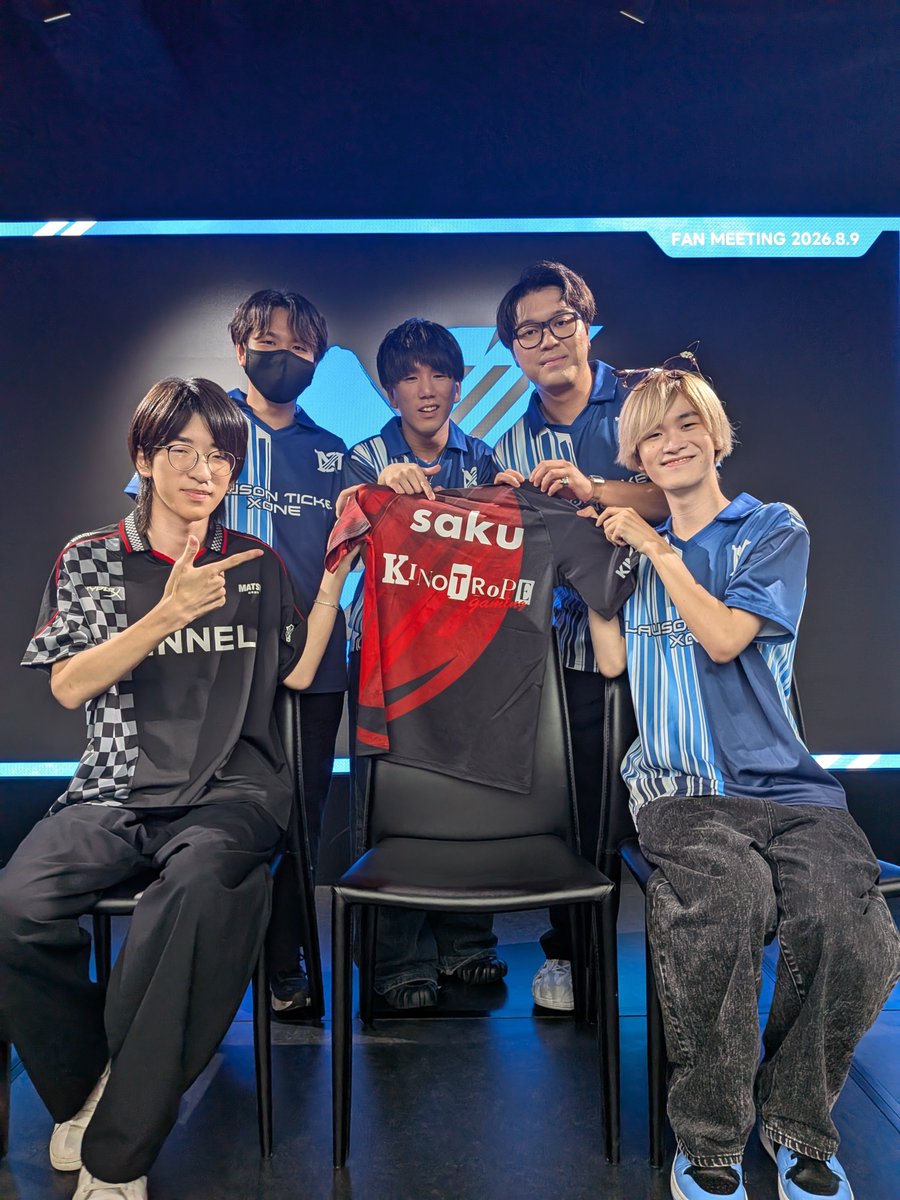 aZ8Sn0LpHKS0oSG's tweet photo. 人生初!プロゲーマーのファンミ。お客さんが控えめすぎて挙手しても誰も手を挙げずでw司会の方&こんちゃんの回しがグイグイでメッチャ面白かったし楽しかった。
ローチケと、FENNELと、キノトは!!絶対にラスベガスと札幌に行くぞ!
ありがとう御座いました👍️
#LTXWIN #FNWIN #KNWIN https://t.co/YMINbzHLAf