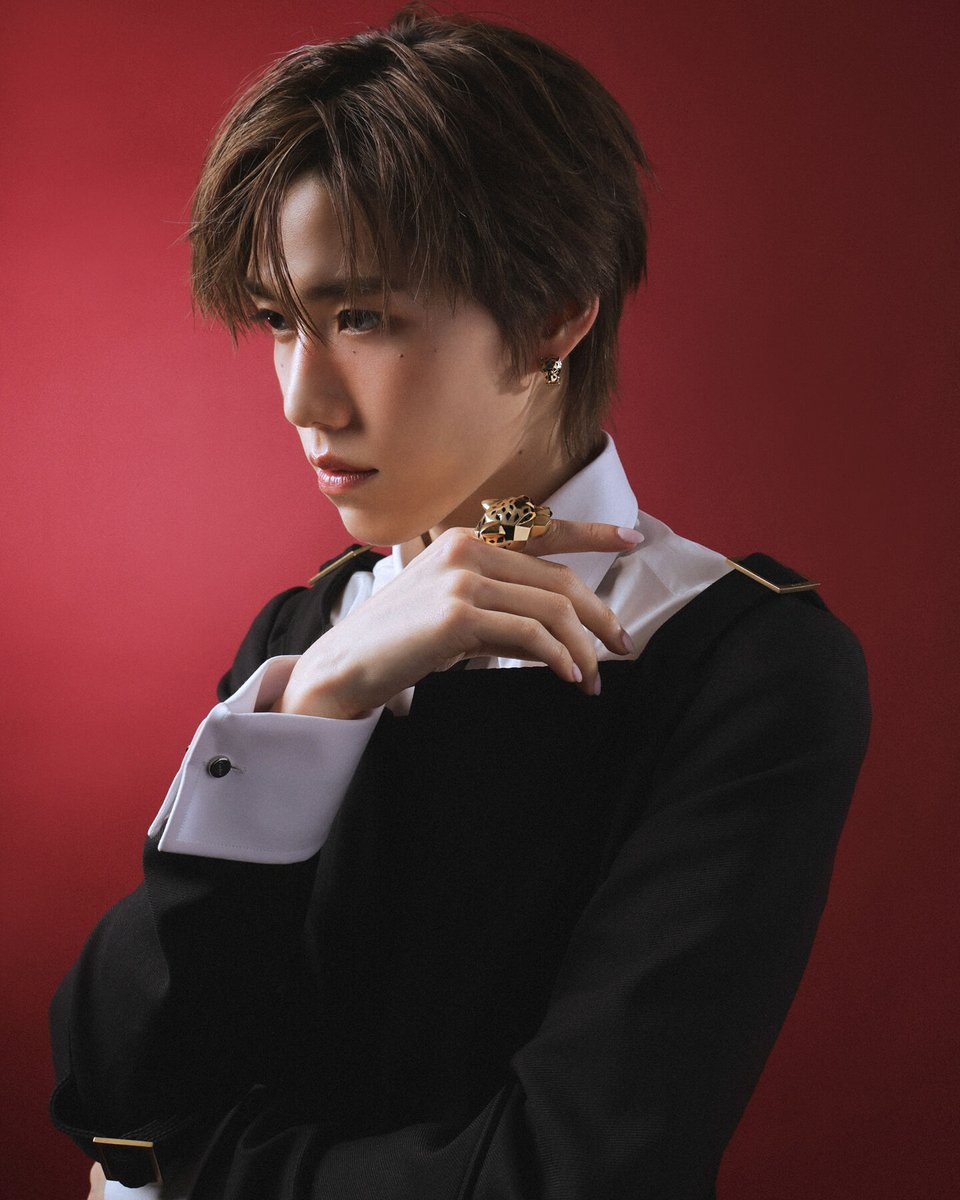 TheStandardPOP's tweet photo. CARTIER AT WEIBO GALA เครื่องประดับบนลุคพรมแดงของแขกคนสำคัญ

Cartier ร่วมเป็นส่วนหนึ่งของลุคพรมแดงของหลายคนดังที่งาน Weibo Gala 2026 ซึ่งเป็นค่ำคืนแห่งการเฉลิมฉลองวัฒนธรรมและพิธีประกาศรางวัลครั้งสำคัญของ Weibo ณ พารากอนฮอลล์ สยามพารากอน

เริ่มด้วย หลิงหลิง คอง ในสร้อยคอ ต่างหู และแหวนจากคอลเล็กชัน Grain de Café เยลโลว์โกลด์ประดับเพชรที่ได้รับแรงบันดาลใจจากรูปทรงเมล็ดกาแฟ ต่อด้วย พีพี กฤษฏ์ ที่เลือกสวมใส่คอลเล็กชัน Panthère de Cartier กับทั้งต่างหู คัฟลิงก์ และแหวนประดับออนิกซ์และเพชร พร้อมยังมีนาฬิกา Tank Normale จาก Cartier Privé - La Collection อีกด้วย

#TheStandardPOP
#Cartier
#LinglingKwong
#KengHarit
#PPKritt
#JeffSatur
#Thanapob_lee
#Tle_mtm
#CartierThailand
#WeiboGala2026