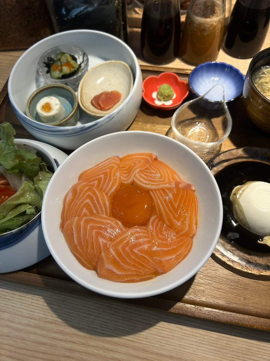 bleex94's tweet photo. หลังเห็นทวิตนี้คืออยู่ใกล้ๆร้านพอดีพุ่งเข้าไปแบบไม่รอแล้วราคาเริ่ดอะ นี่ 320 ได้มาเป็นเซ็ทแบบนี้เลย กินยังไงให้หมด 😭 https://t.co/ih9xqdWvY9