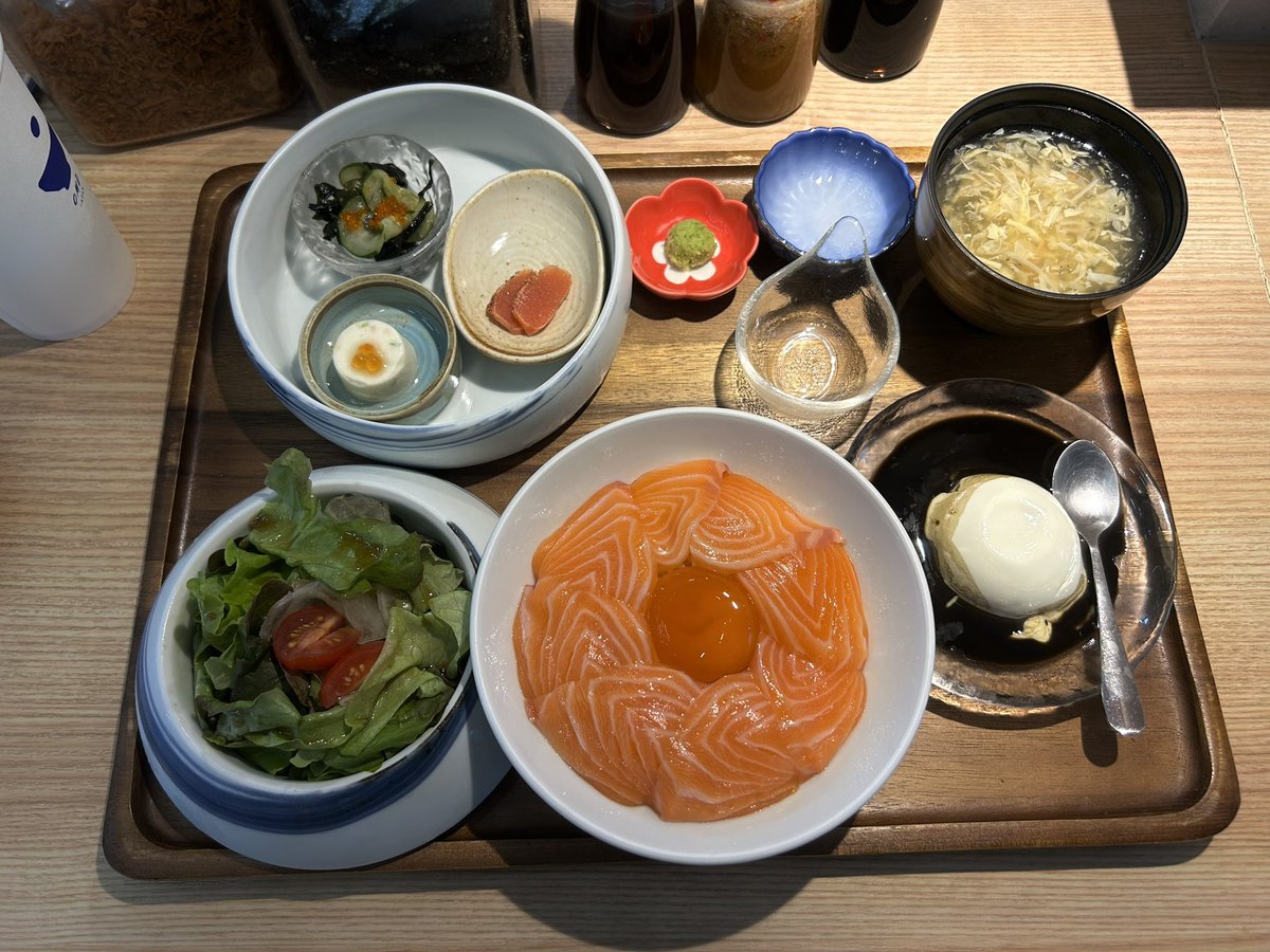 bleex94's tweet photo. หลังเห็นทวิตนี้คืออยู่ใกล้ๆร้านพอดีพุ่งเข้าไปแบบไม่รอแล้วราคาเริ่ดอะ นี่ 320 ได้มาเป็นเซ็ทแบบนี้เลย กินยังไงให้หมด 😭 https://t.co/ih9xqdWvY9