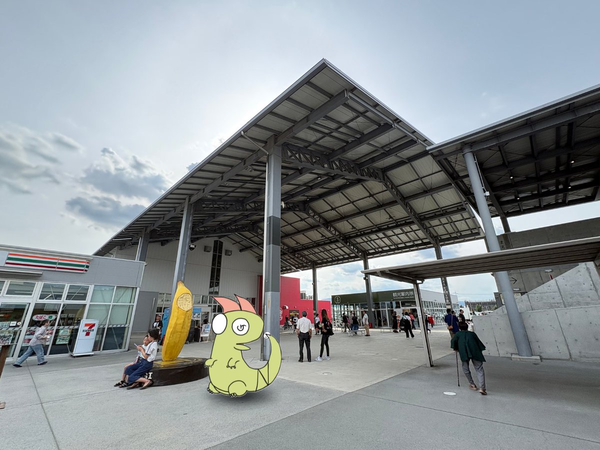 netsupro's tweet photo. 【グンマゴン@道の駅まえばし赤城】
「全国道の駅大賞」で「2年連続全国1位」になった道の駅なんだって！夏休みの日曜日は家族連れで大賑わい！大きなバナナもあったよ！
#道の駅まえばし赤城 https://t.co/Z0SdInfrjI