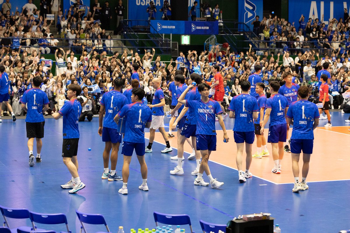 OSAKA__BLUTEON's tweet photo. 🔷ブルテオン情報🔷
ブルテオンたちもゴリラストマッチに参加🦍
モッパーやボール係、ふるまいビール、JSPORTSゲスト解説などを担当しました💪✨
#大阪ブルテオン
#OSAKABLUTEON https://t.co/TsRLMsgO7i