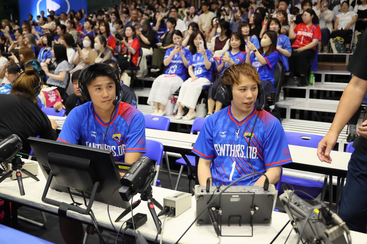 OSAKA__BLUTEON's tweet photo. 🔷ブルテオン情報🔷
ブルテオンたちもゴリラストマッチに参加🦍
モッパーやボール係、ふるまいビール、JSPORTSゲスト解説などを担当しました💪✨
#大阪ブルテオン
#OSAKABLUTEON https://t.co/TsRLMsgO7i