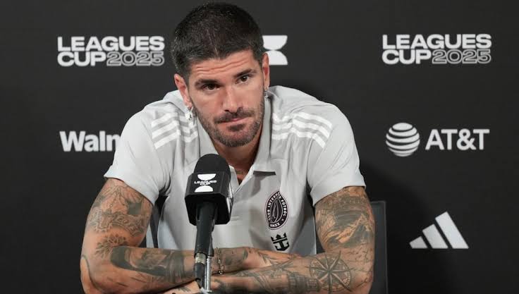 Sage_FCB's tweet photo. 🚨 Rodrigo De Paul on honouring Messi’s father after scoring:

🗣️ Reporter:
“What was going through your mind after you scored?”

🗣️ Rodrigo De Paul:
“It was a very emotional game for me. I was carrying a lot of emotions throughout the whole match. Honestly, I didn’t even want to play because of how emotional I was, but I had to. I wanted to be there and look strong for Leo.

He always speaks so highly of his dad and about the sacrifices he made for him to get to where he is today. We didn’t talk much about it, but you could feel the emotion in his voice.

So after I scored, I was overwhelmed with emotions. I had the No. 10 shirt hidden underneath mine, and that was the only way I felt I could pay my respects and honour his father.”