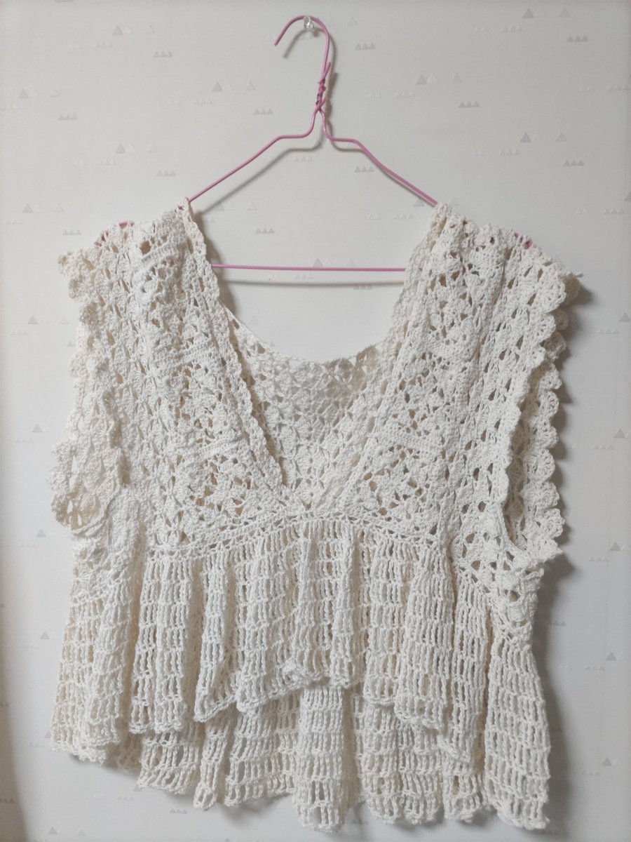 amiamimonomono's tweet photo. ペプラムショートベストを編みました🧶

本来は3号針で編むところを5号針で編んだので、少し大きめに仕上がったのですが、着てみたら案外これくらいでちょうどいいかも(　˙▿˙　)

自分で編んだ作品を着てお出かけできて、とても楽しかったです🥰️ https://t.co/YCc6oNBOcT