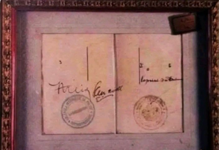 TarihteOan's tweet photo. İşgal altındaki İstanbul’da görevli Fransız ve İtalyan polislerin 1922 tarihinde otomobiliyle Galata Köprüsü’nden geçen Halife Abdülmecid’e kestikleri trafik cezası.  

Bu makbuzu Atatürk, ibret olması için Dolmabahçe Sarayı’ndaki çalışma odasının duvarına astırmıştı. https://t.co/4laYKKNXPq