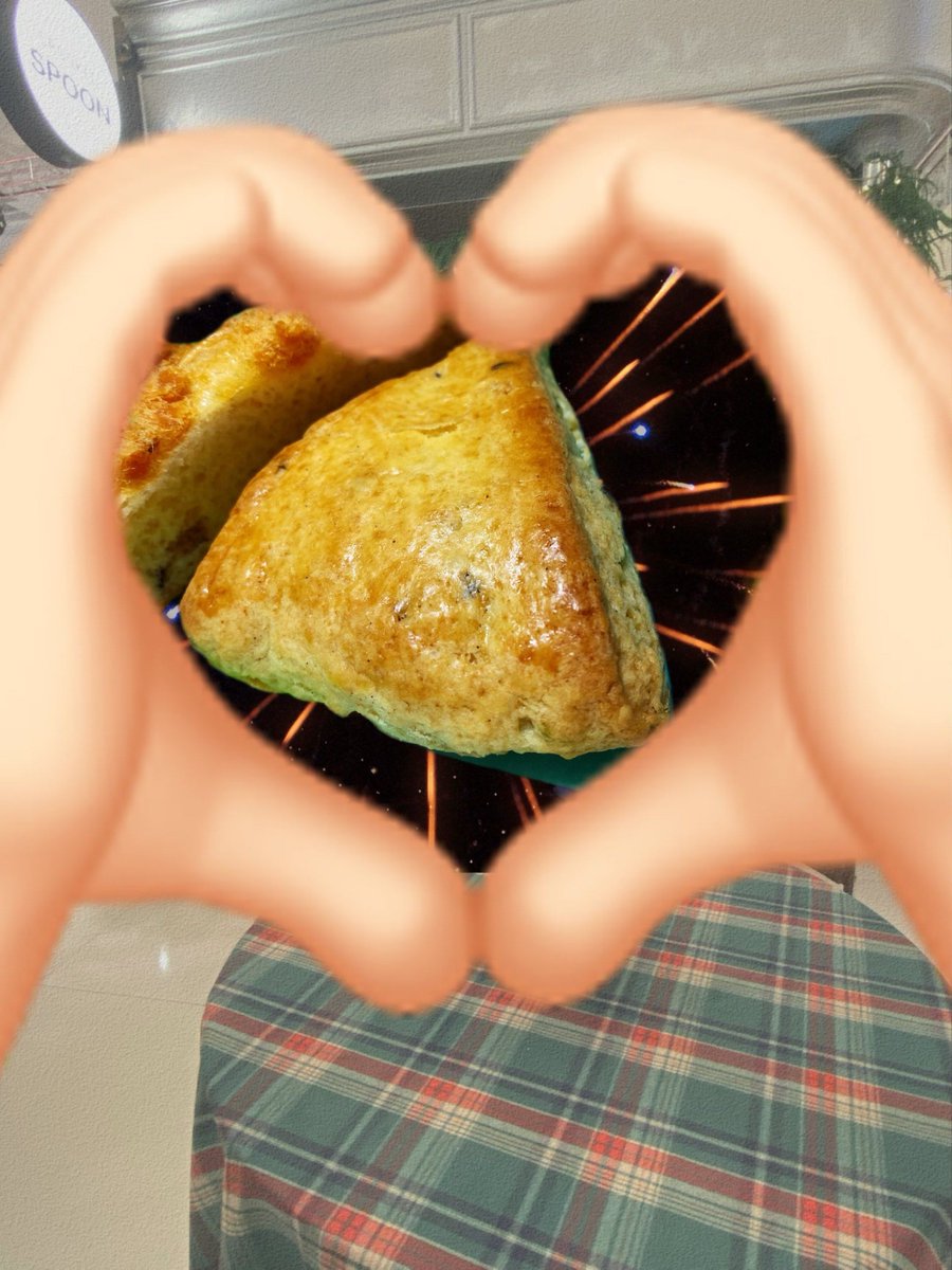 TadaTekno's tweet photo. Just pulled the fluffiest vanilla lavender scones out of the oven  The kitchen smells like a dream, and I may have eaten one before they even cooled—worth every crumb! What’s your go-to bake night treat https://t.co/DbiQpbtMPs