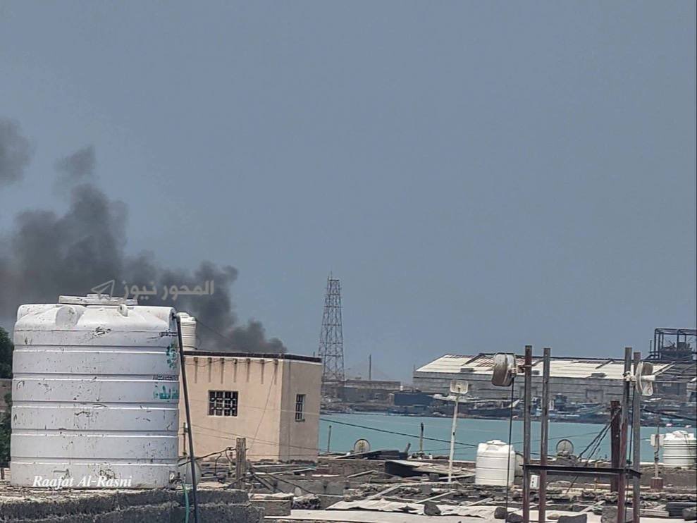 Osint613's tweet photo. Houthi forces launched rocket and drone attacks on Saudi backed forces at Al Mukha port, west of Taiz, Yemen. https://t.co/LxXzY2h2tM