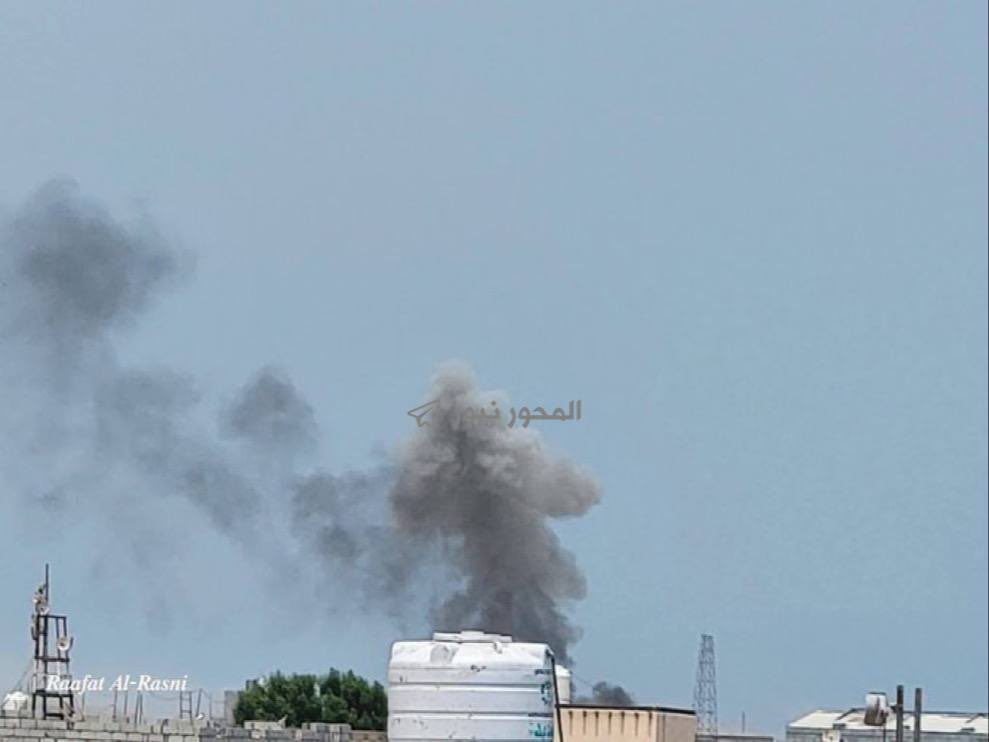 Osint613's tweet photo. Houthi forces launched rocket and drone attacks on Saudi backed forces at Al Mukha port, west of Taiz, Yemen. https://t.co/LxXzY2h2tM