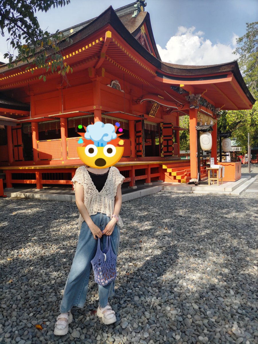 amiamimonomono's tweet photo. ペプラムショートベストを編みました🧶

本来は3号針で編むところを5号針で編んだので、少し大きめに仕上がったのですが、着てみたら案外これくらいでちょうどいいかも(　˙▿˙　)

自分で編んだ作品を着てお出かけできて、とても楽しかったです🥰️ https://t.co/YCc6oNBOcT