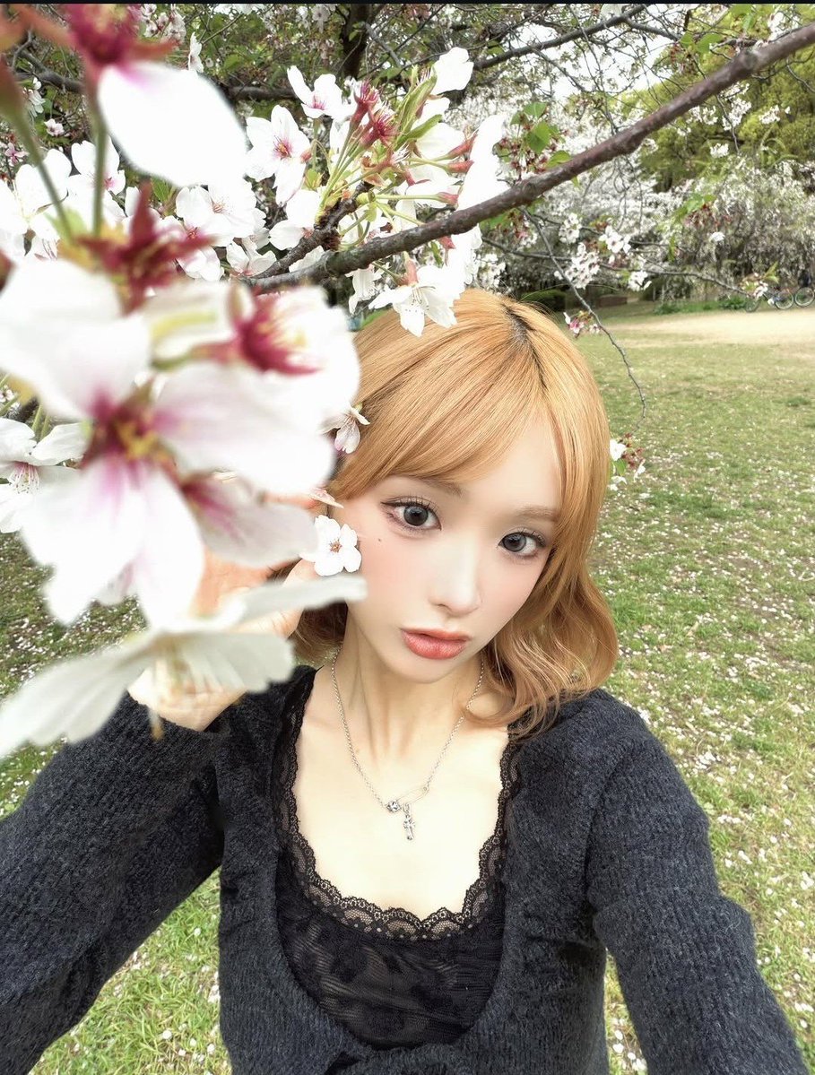 CrystalLove1009's tweet photo. Happiest birthday dear mina 🤍🫂.. we love you 💗 https://t.co/4kVzhpB4dE