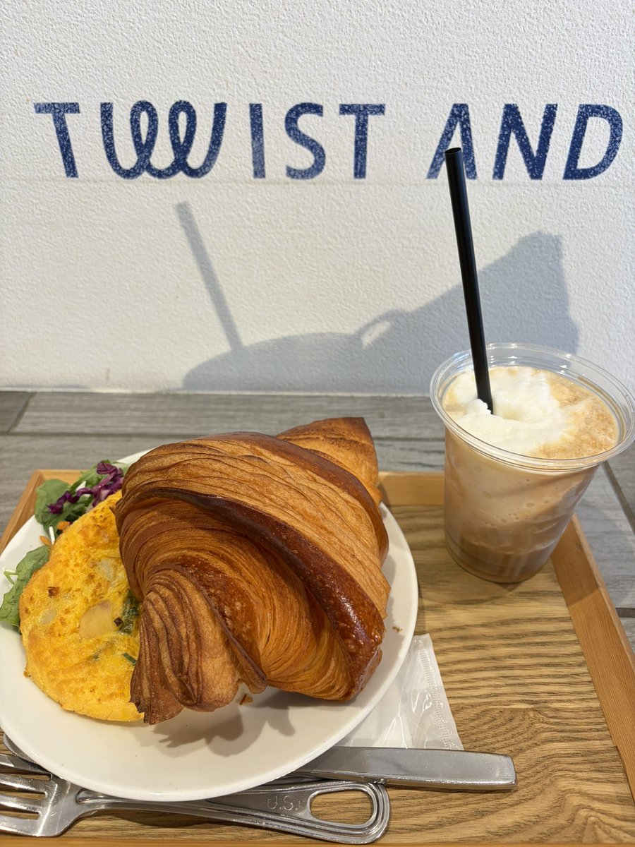 rinrinrinyuko's tweet photo. 今日はドデカイクロワッサン🥐を食べに行ったらモーニング時間でオムレツとサラダがついてきて、
14時に予約していたかき氷🍧屋さんではオーナーのお婆さんと話が弾んで試食フィナンシェいただいた😄
初来店なのにww
今日は食べすぎた〜🥰 https://t.co/eTAjXB1o5Y