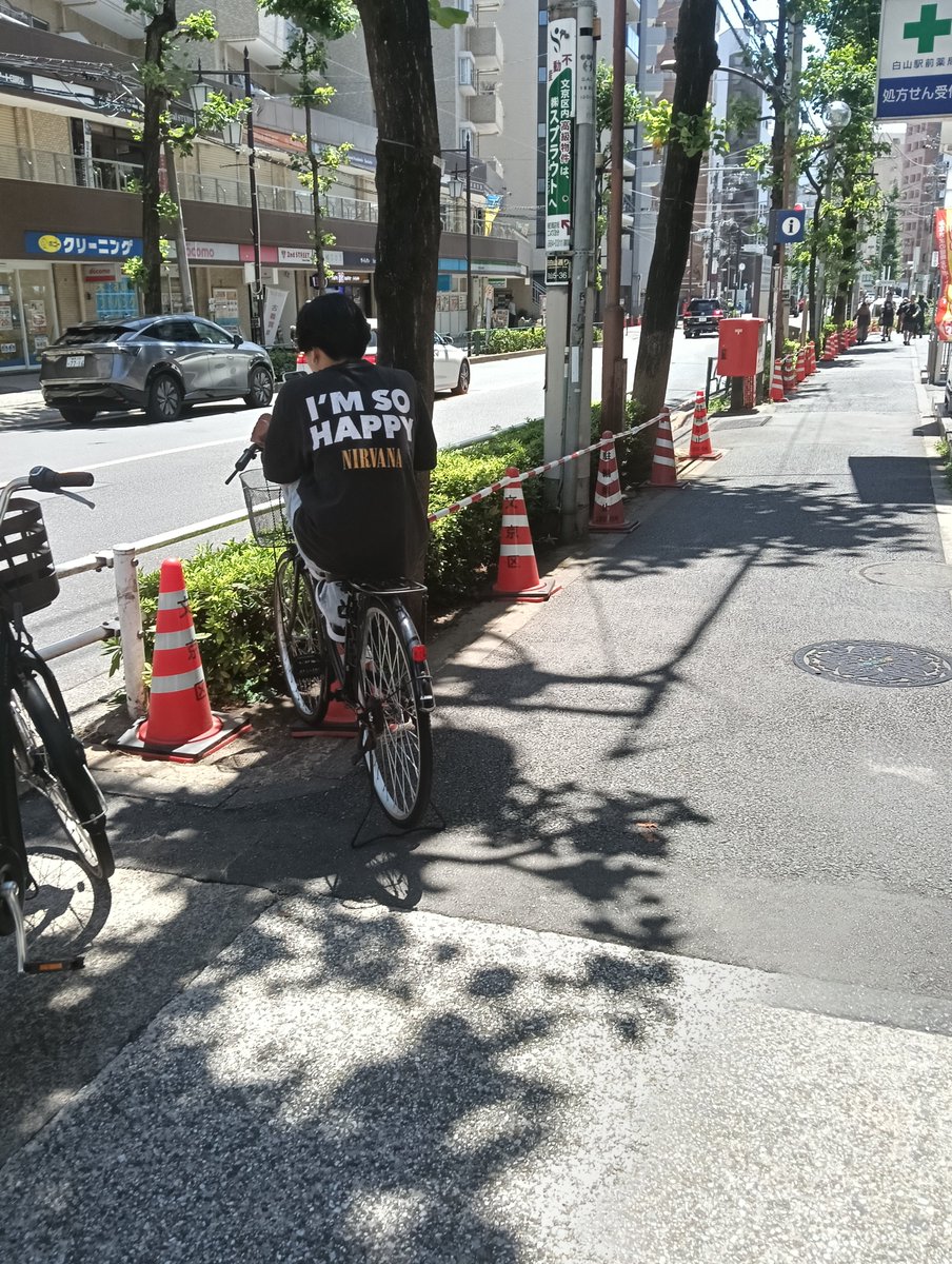 sapi34225191214's tweet photo. 白山のクリニックの前。
いつも集ストいるけど、夏休みで子供かと思ってよくみると、反日？このポスト中、マンションの上の男クシャミ https://t.co/hQ9TbrwsTq