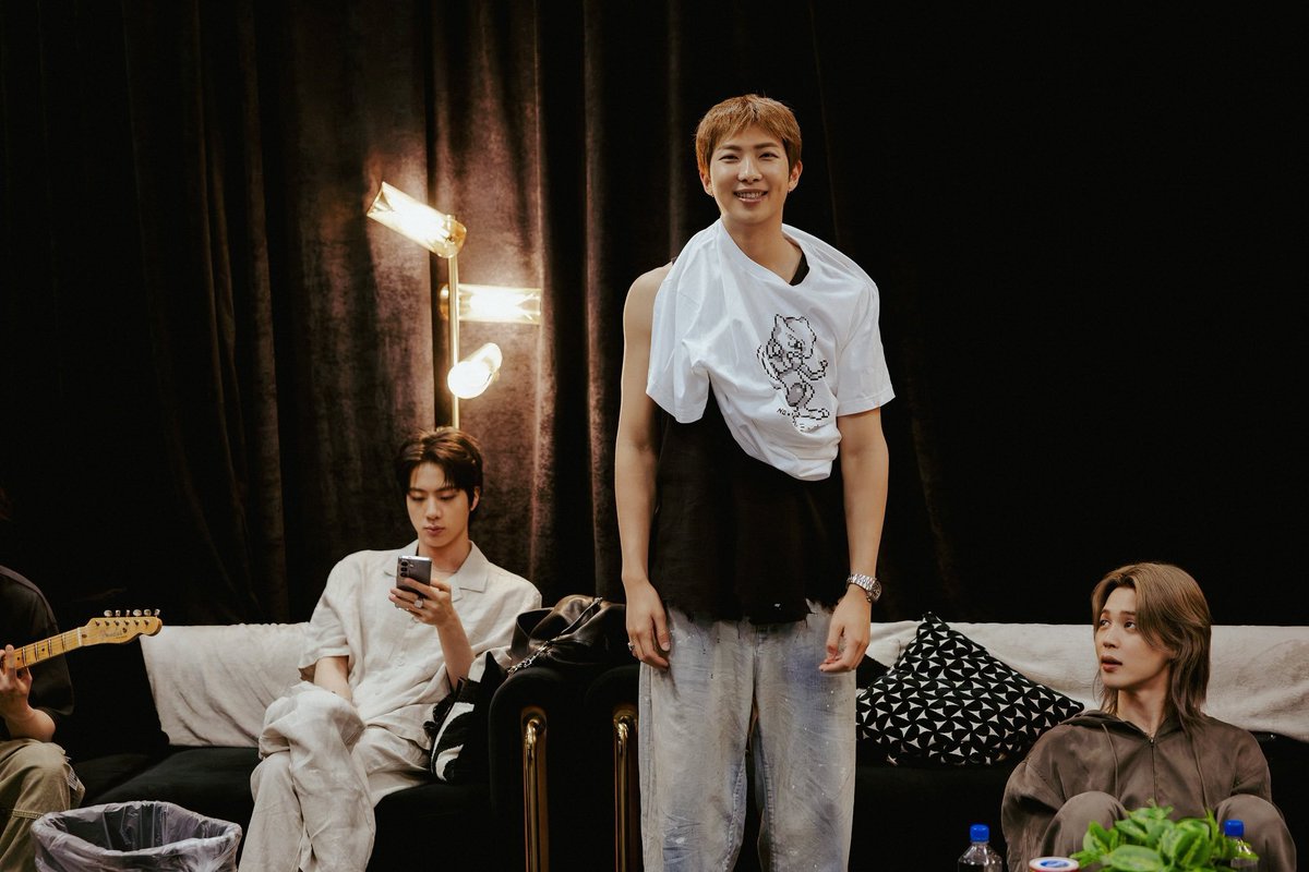 RKIVE__001's tweet photo. 당신의 삶을 영원히 바꿔놓을 단 한 가지는 모든 것이 일시적이라는 사실을 받아들이는 것입니다. 행복, 고통, 실패, 성공, 인간관계, 당신의 존재 자체가 일시적이며, 내일을 살 수 있을지조차 확신할 수 없다는 사실만으로도 당신이 무엇 때문에 스트레스를 받든 결국 지나갈 것이라는 사실을 깨닫게 해 줄 것입니다.
행복과 고통은 모두 덧없고, 우리 삶이라는 큰 장들 속에 흩어져 있습니다. 눈 깜짝할 사이에 지나가는 삶 말입니다. 그러니 비교하는 게 무슨 의미가 있을까요? 남들이 가진 것을 부러워하고 가지지 못했다고 해서 실패자라고 느끼는 게 무슨 소용일까요? 원한을 품고 자존심에 휘둘리고, 마음이 아닌 이성으로 인간관계를 좌우하는 게 무슨 의미가 있을까요? 바로 이 순간이 다시는 돌아오지 않는다는 사실만으로도 전화를 걸어야 할 충분한 이유가 될 것입니다. 지금 힘든 상황에 처해 있다면,
상처받고, 좌절하고, 어쩔 수 없는 일 때문에 속상하다면, 자신에게 시간을 주세요.  당신은 영원히 여기에 있지 않을 거예요.
고통 속에서도, 행복 속에서도 마찬가지죠. 그러니 지금 이 순간을 최대한 활용하세요. 더 쉽게 용서하고, 나쁜 것들을 밀어내는 법을 배우고, 당신뿐만 아니라 주변 모든 사람에게 도움이 되는 방식으로 성장을 받아들이세요. 모든 부정적인 감정과 적개심을 버리고, 친절하세요. 부드러워지세요.
다른 사람들에게 부드럽게 대하세요. 그리고 오늘이 고통스러웠더라도, 오늘이 끔찍했더라도, 오늘이 당신이 바라던 것과 전혀 달랐더라도, 내일은 더 나아질 거라는 사실을 기억하세요.