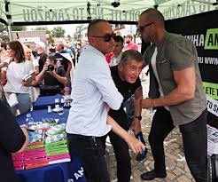 hlakac2's tweet photo. @AndrejBabis Ty STBácký dobytku. Rozkradli jste co se dalo, vše dokurvili. Zadlužujete, lžete. Jste vláda grázlů. Tyhle kecy si dovolíš v bezpečí. Lidem z očí do očí to neřekneš. Víš, že by jsi dostal přes hubu. A věř, že to příště nebude vajíčko nebo hůl. https://t.co/aSd88bppYd