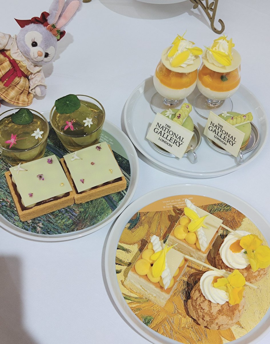 Hi_Bridge_'s tweet photo. ゴッホのひまわりアフタヌーンティー🌻
オシャレな5段スタンドと絵画イメージのスイーツが大変かわいらしかったです！モネの睡蓮モチーフスイーツも少しあって素敵✨️
結婚式場だから空間が全部おしゃれ！ステラルーちゃんは結婚式の下見だなぁって言ってたけど嫁にいかれたら私が泣くぞいいのか… https://t.co/uTrS1GqcUn