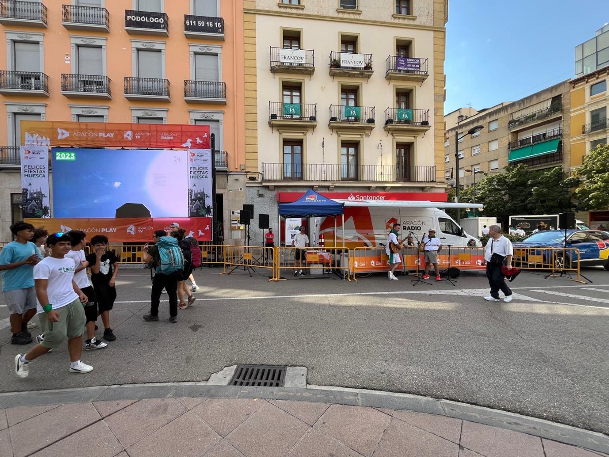 aragonradio's tweet photo. ¡Buenos días , hoy también desde Huesca! 💚

¿Cómo están viviendo los oscenses las horas previas al lanzamiento del cohete anunciador de las fiestas de #SanLorenzo2026? 

Ven a vernos a nuestro estudio móvil en la plaza de Navarra 🚀

Especial #LaCadiera 📻

🔴 https://t.co/SOmmns4ZPl