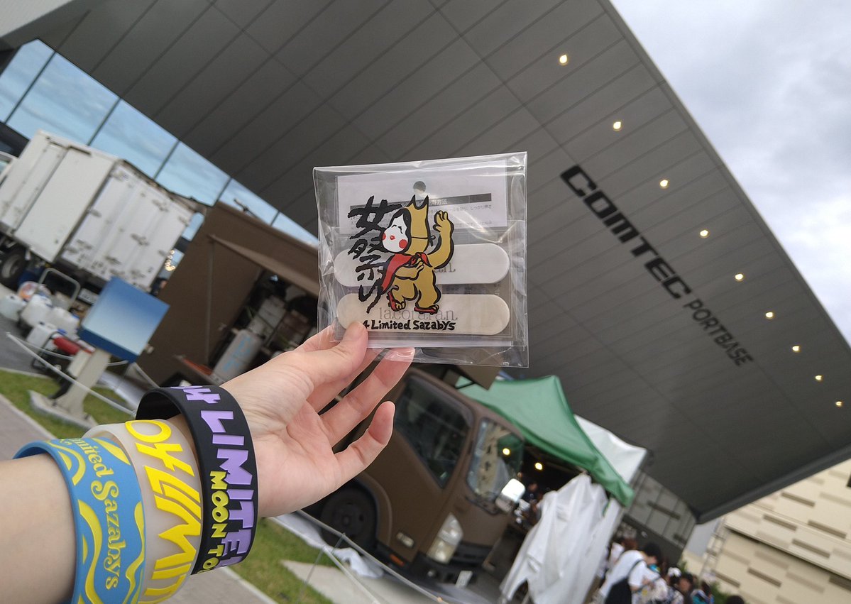 papyrus982's tweet photo. 昨日はフォーリミ町民女祭りでした!なんか平和だったな〜
ダイブするコもいっぱいいるんだけどなんかカオス度が低いっていうか笑そして視界がやはりいつもより良好👀だった!!ミクカラーウィッグは万能だし赤髪の方は美人度爆アゲになるという発見も!笑
また何か◯◯限定ライブあったら楽しいかも!✨ https://t.co/xdSJid5ONv