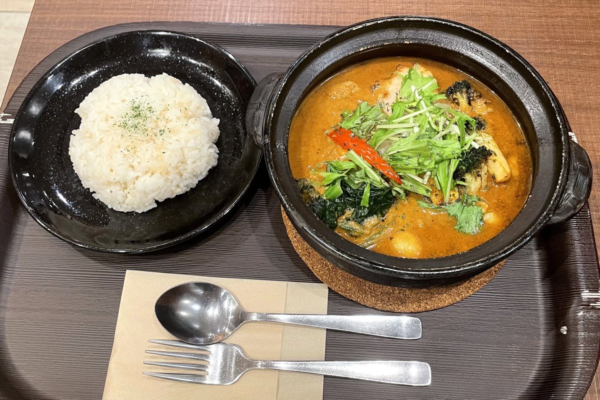 silkdarvish's tweet photo. タイガーカレー 赤レンガテラス店
ジューシーチキンカレー
北海道・札幌市
 
やけどするほど熱々な土鍋で頂く、絶品スープカレー。

#タイガーカレー 
#赤レンガテラス #チキンカレー #スープカレー
#札幌 #札幌グルメ #北海道グルメ https://t.co/HgEfy5mG9Z