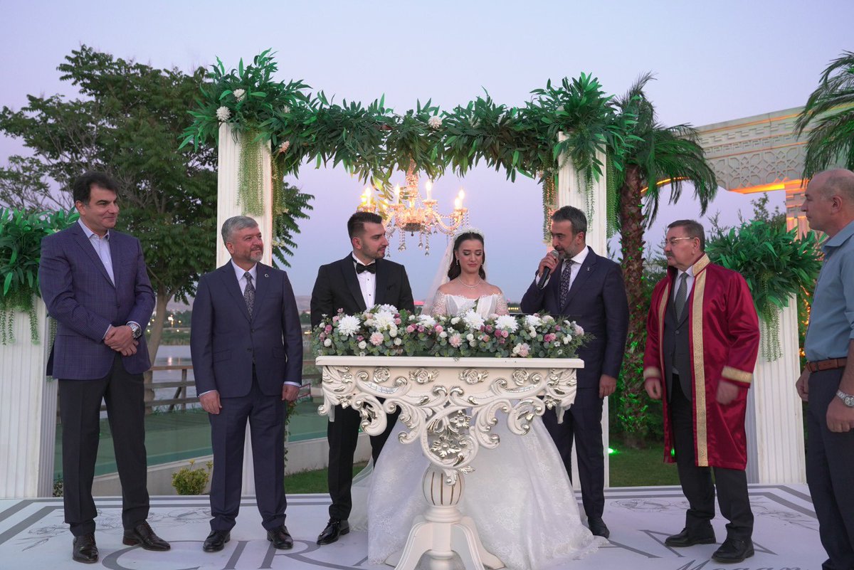 hakanhanozcan's tweet photo. Rahmetli amcam Cafer Özcan’ın bizlere emaneti, kıymetli kızı Merve ile Oğuz’un nikah merasimlerine katılarak mutluluklarına ortak olduk.

Gölbaşı Belediye Başkanı Sayın Yakup Odabaşı’nın kıydığı, Millî Savunma Bakan Yardımcımız Sayın Musa Heybet’in şahitlik ettiği nikahla hayatlarını birleştiren genç çiftimize bir ömür boyu mutluluk diliyorum.

Rabbim muhabbetlerini daim, yuvalarını huzurlu ve bereketli eylesin.