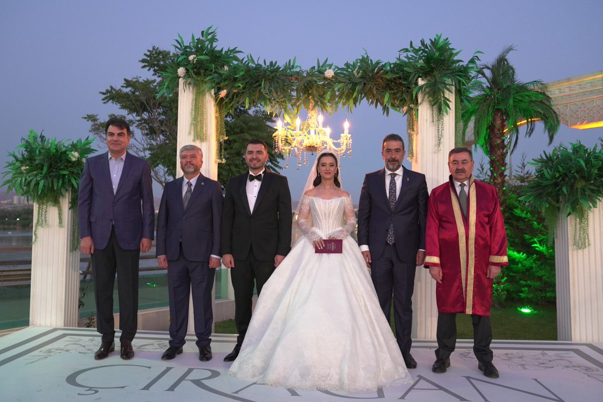 hakanhanozcan's tweet photo. Rahmetli amcam Cafer Özcan’ın bizlere emaneti, kıymetli kızı Merve ile Oğuz’un nikah merasimlerine katılarak mutluluklarına ortak olduk.

Gölbaşı Belediye Başkanı Sayın Yakup Odabaşı’nın kıydığı, Millî Savunma Bakan Yardımcımız Sayın Musa Heybet’in şahitlik ettiği nikahla hayatlarını birleştiren genç çiftimize bir ömür boyu mutluluk diliyorum.

Rabbim muhabbetlerini daim, yuvalarını huzurlu ve bereketli eylesin.