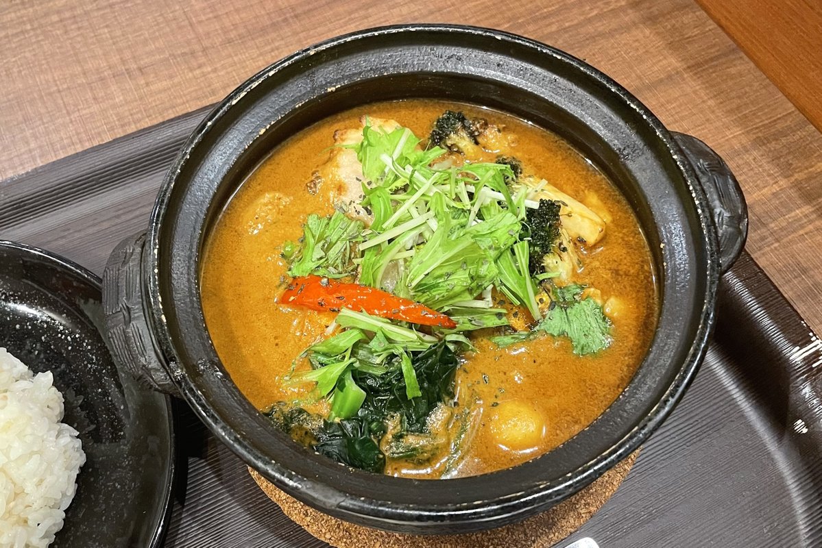 silkdarvish's tweet photo. タイガーカレー 赤レンガテラス店
ジューシーチキンカレー
北海道・札幌市
 
やけどするほど熱々な土鍋で頂く、絶品スープカレー。

#タイガーカレー 
#赤レンガテラス #チキンカレー #スープカレー
#札幌 #札幌グルメ #北海道グルメ https://t.co/HgEfy5mG9Z