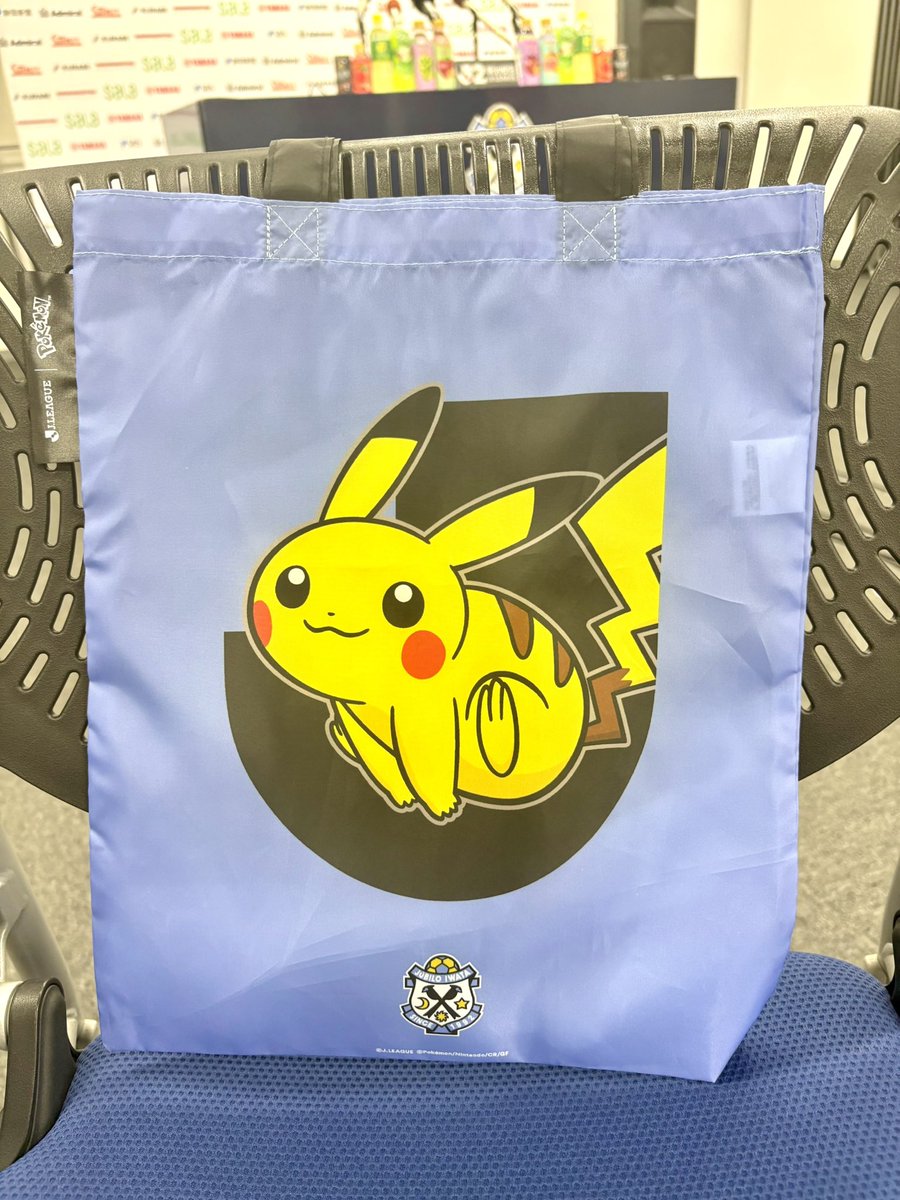arai_manami's tweet photo. ポケモンエコバッグ、かわいい🩵メディア受付で「え?私たちももらえるの?超うれしい!」と歓喜😀 #ジュビロ磐田 #ジュビロ大好き #ポケモン #ポケモンコラボ #ポケモンJリーグフェス #ピカチュウ #チルタリス #EVOBAG https://t.co/eRIH5SKqZD